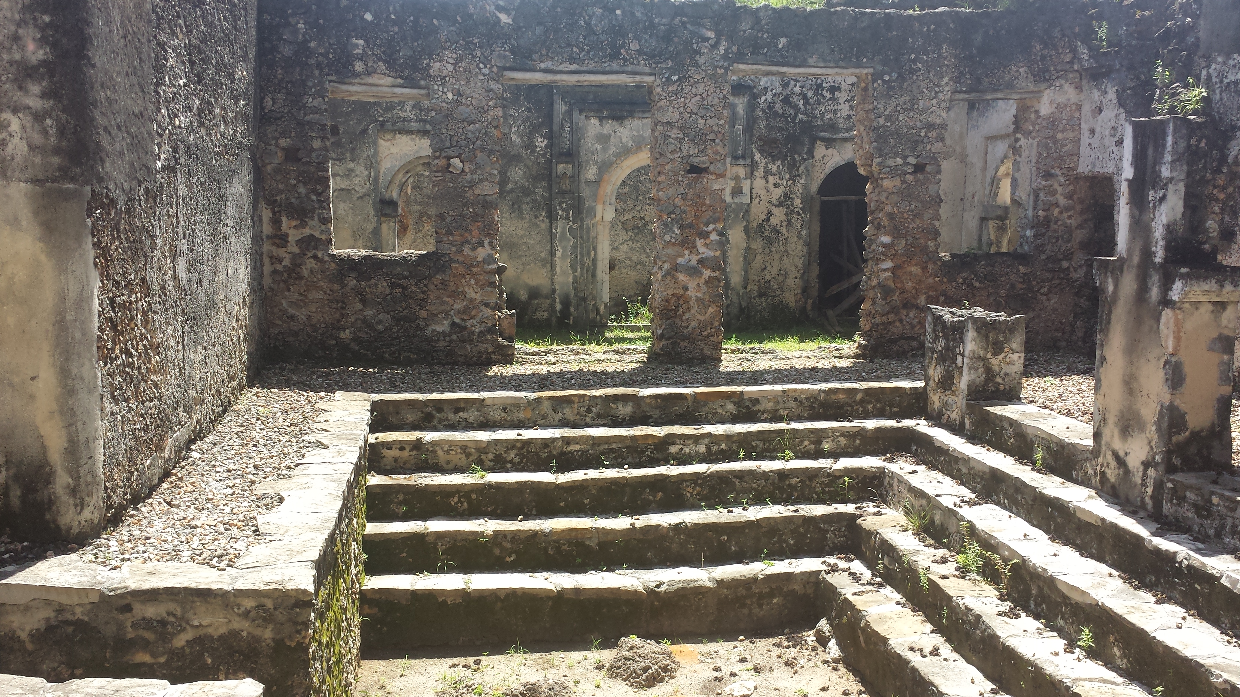 FileRuins_of_Songo_Mnara_inside_the_main_building.jpg