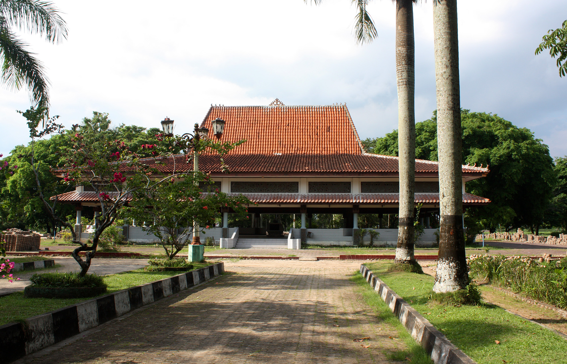 FileTaman_Purbakala_Kerajaan_Sriwijaya_-_Pendopo_Utama.jpg