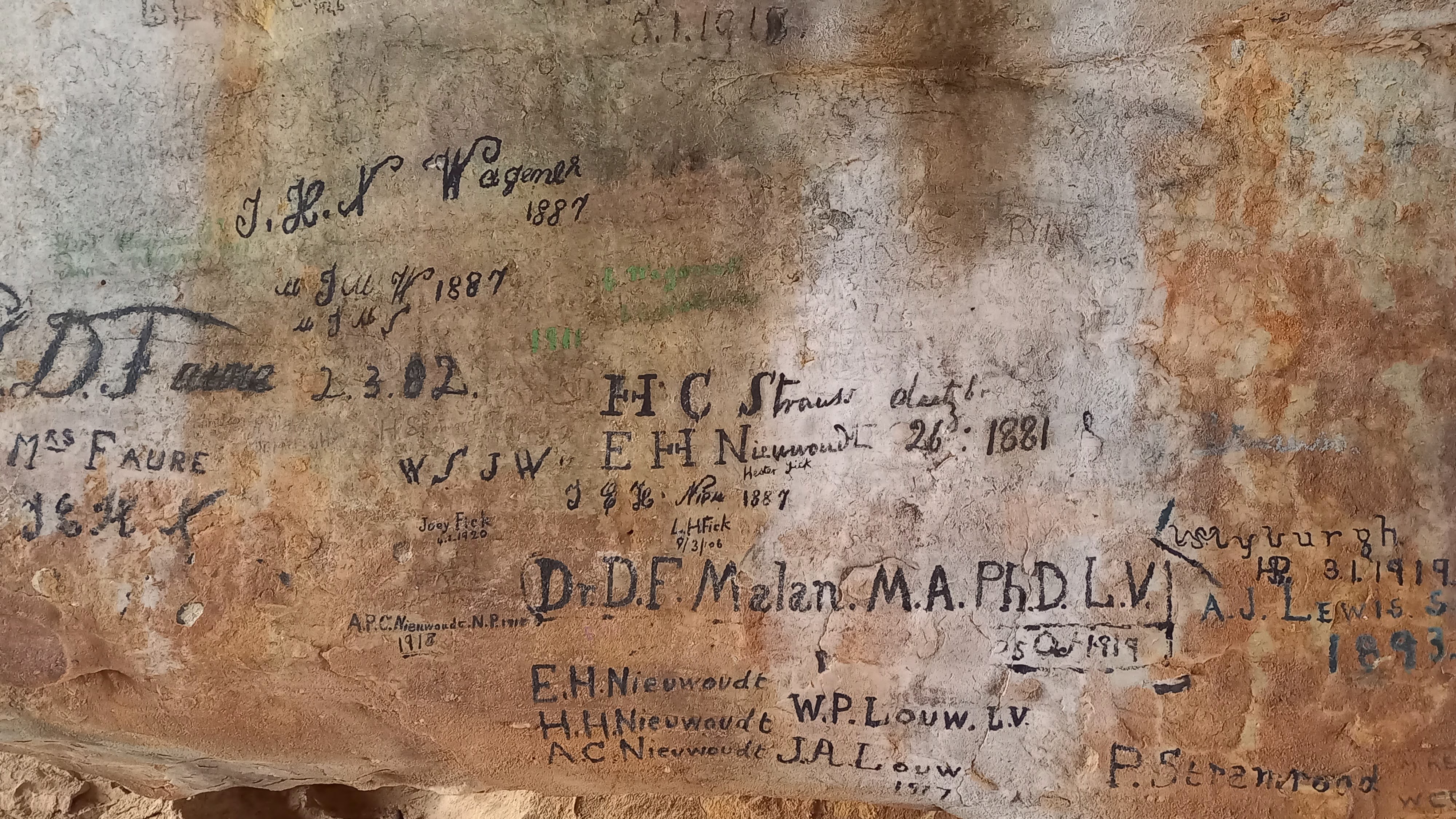 FileStadsaal_Caves_graffiti.jpg