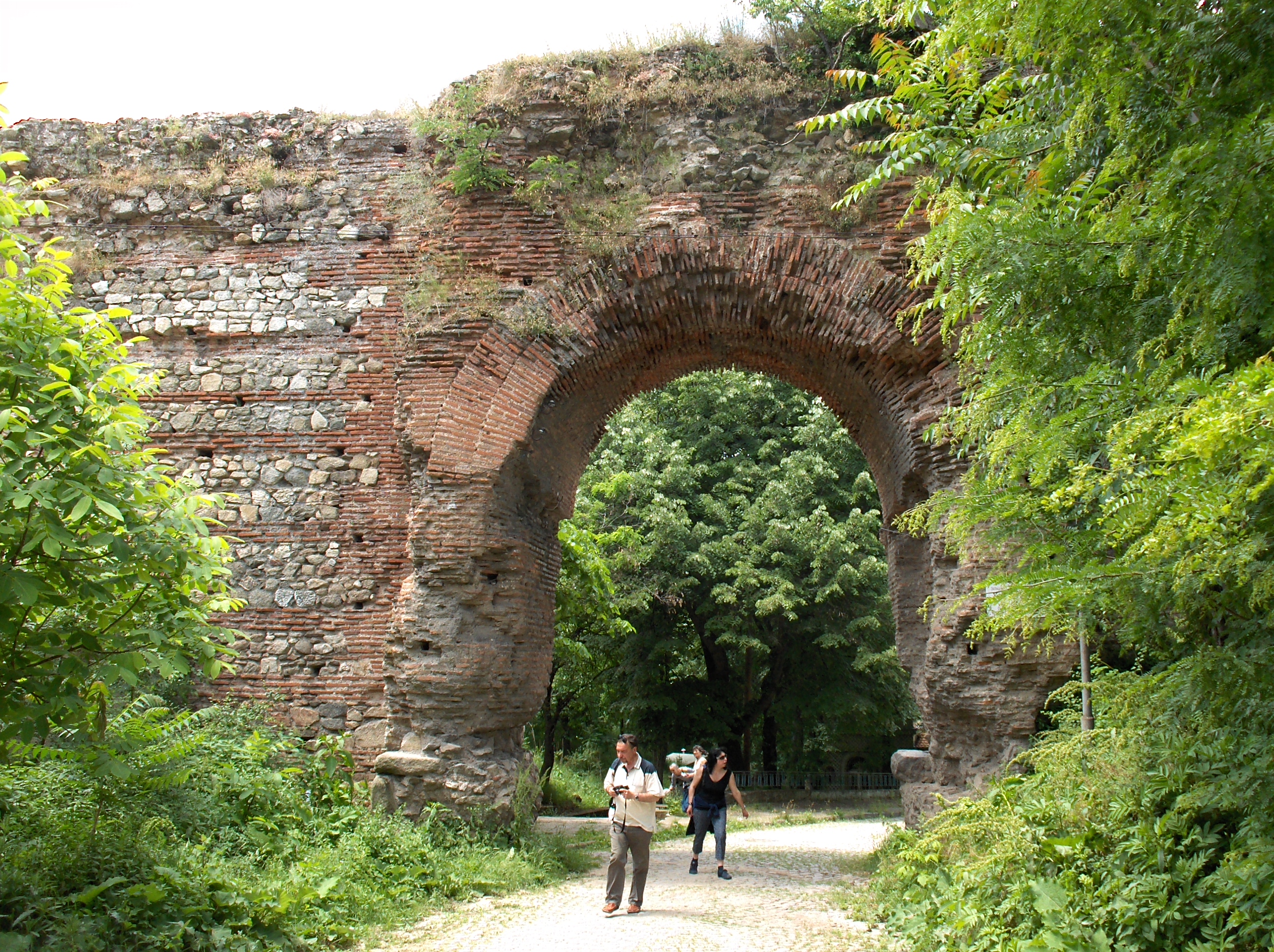 FileDiocletianopolys-Hisarya_South_Gate.JPG