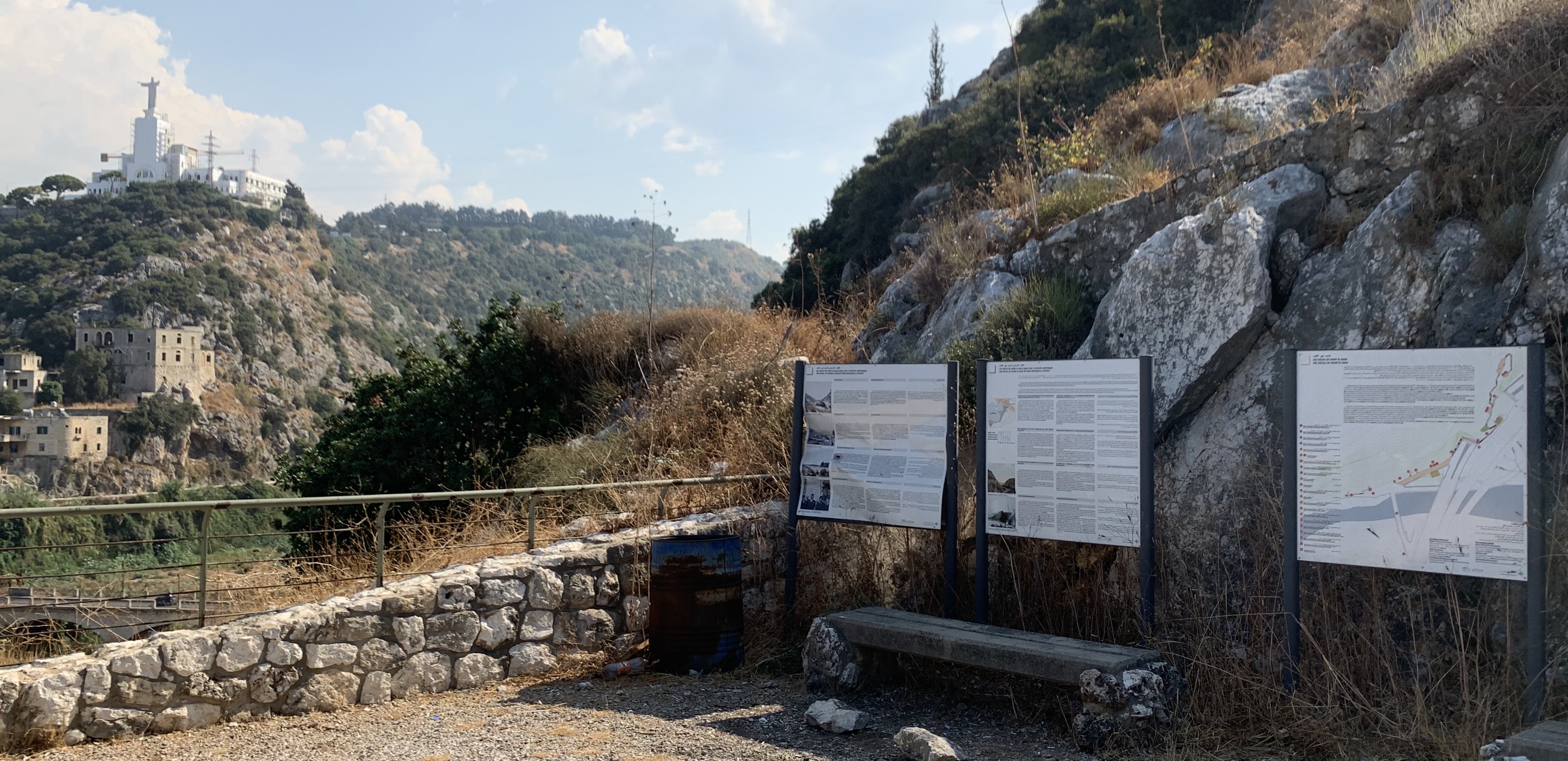 FileCommemorative_stelae_of_Nahr_el-Kalb_and_Zouk_Mosbeh_statue_of_Christ_the_King.jpg