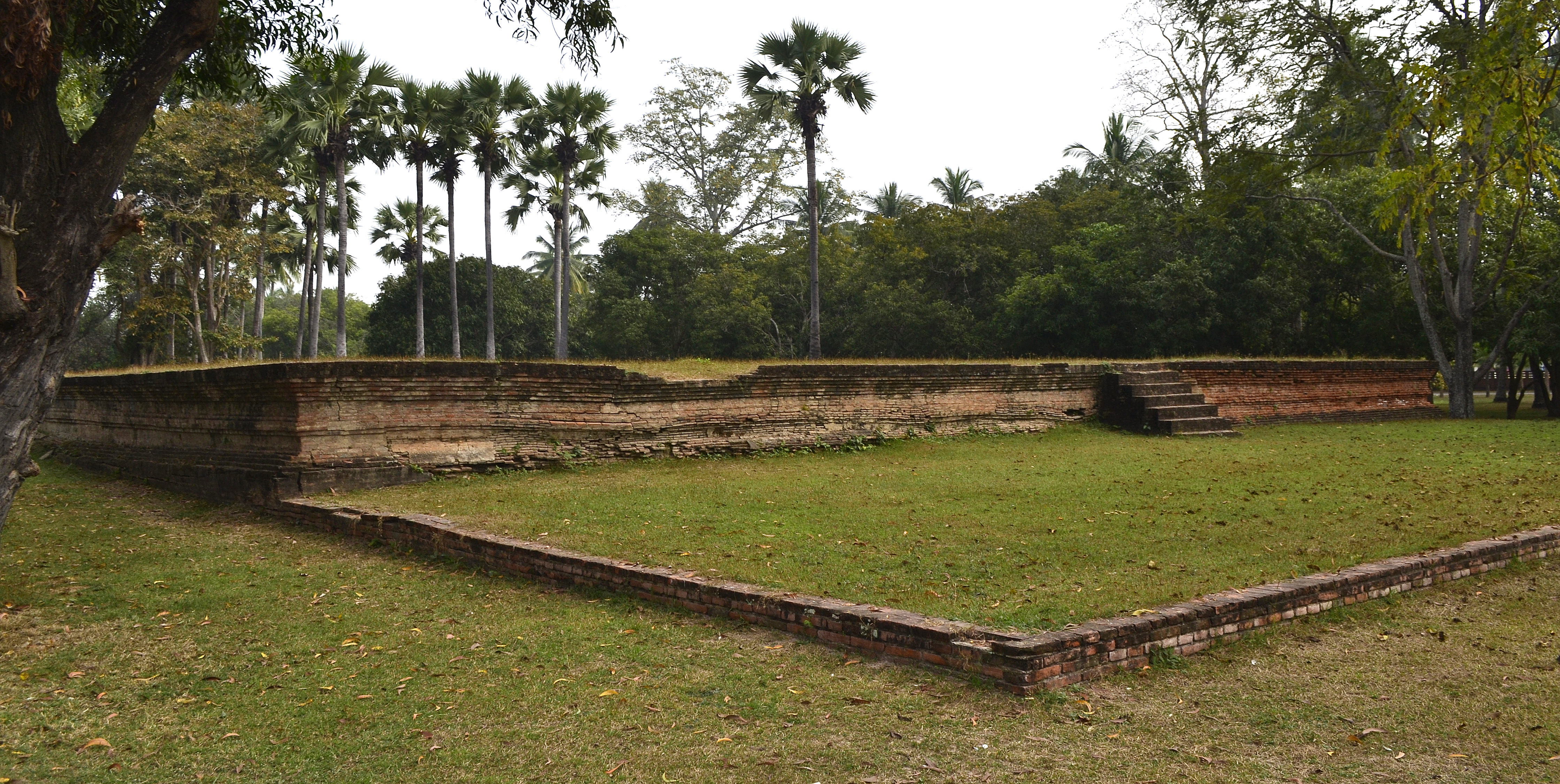 File201312131410b_HL_ps_Sukothai_Noen_Prasat.jpg