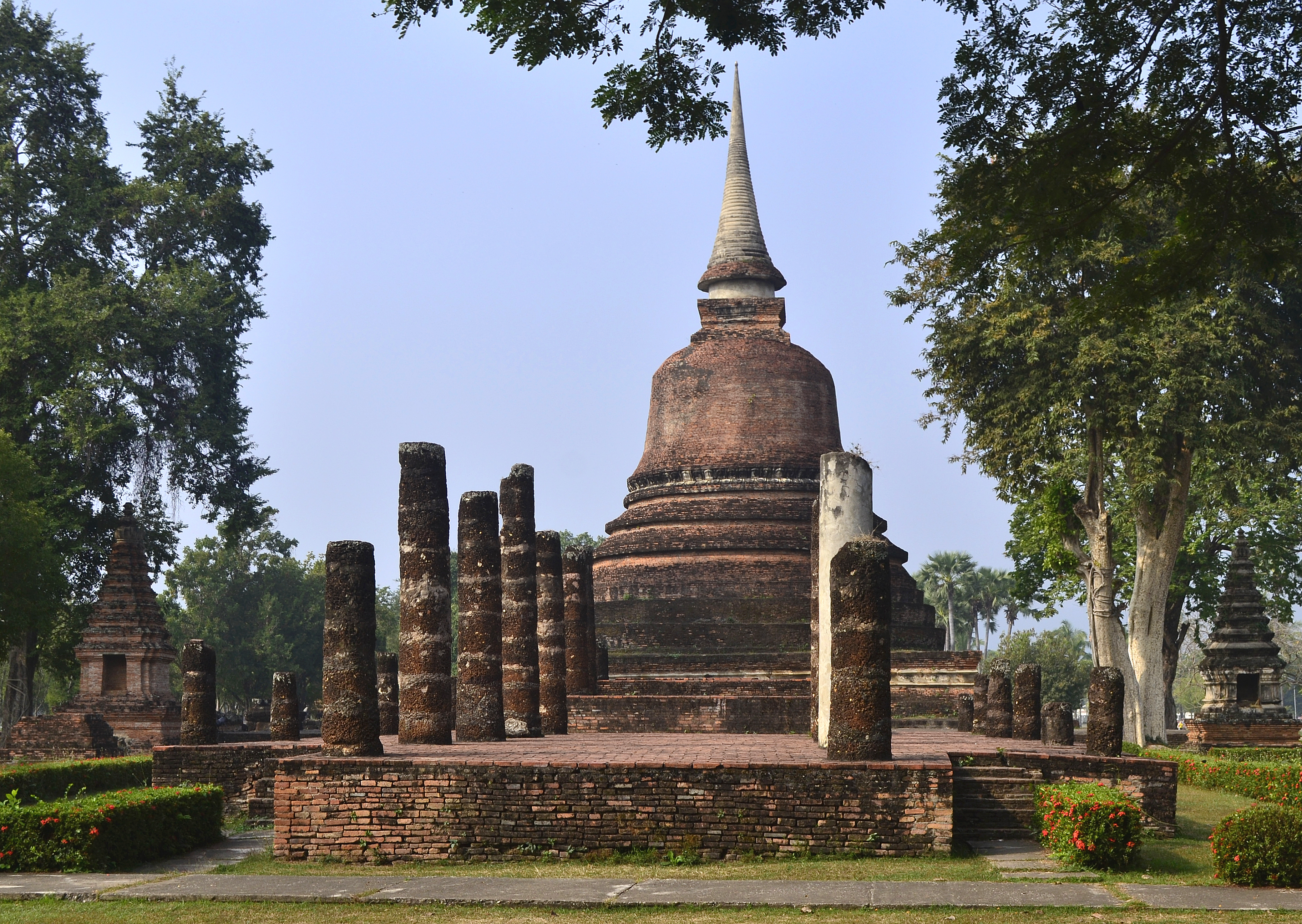 File201312140958a_HL_ps_Sukothai_Wat_Chang_Songkhram_Viharn_vor_Chedi.jpg
