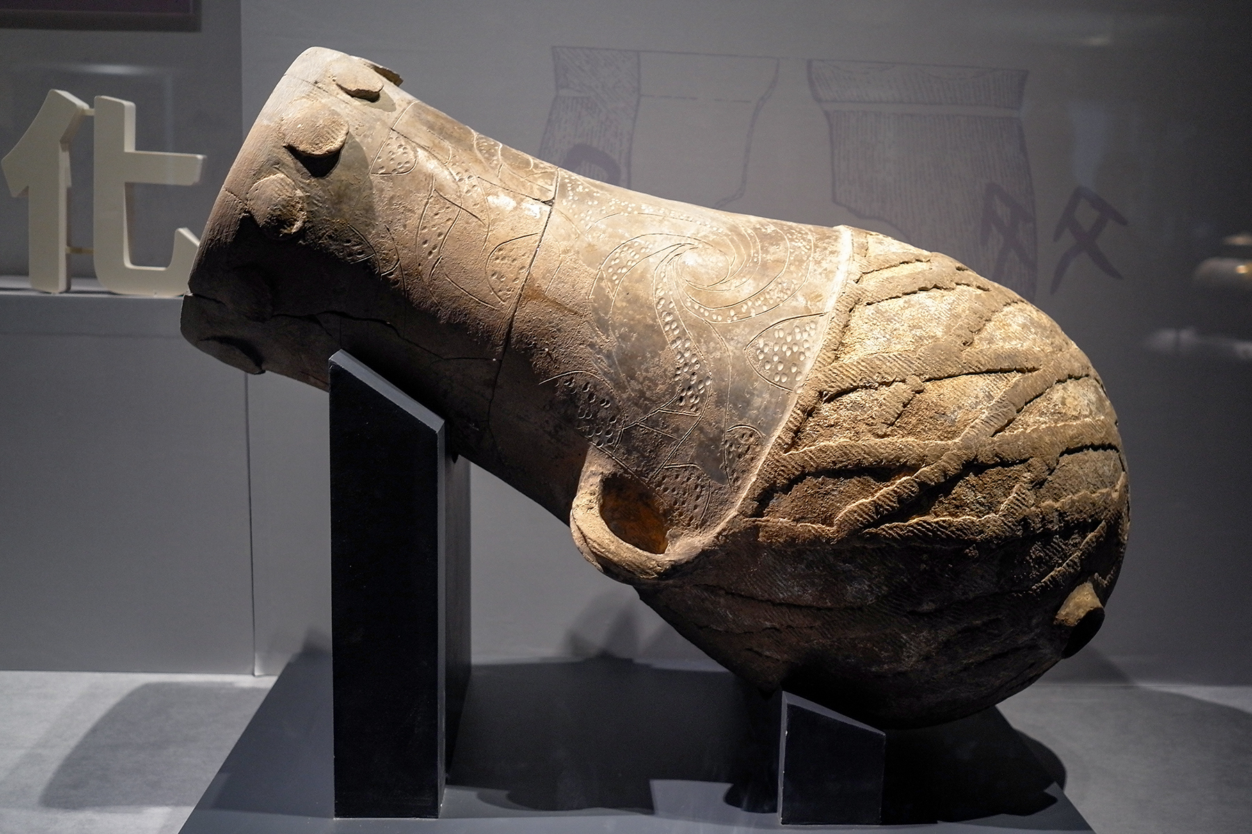 File20210529_Taosi_pottery_drum_on_display_at_Zhengzhou_Museum.jpg