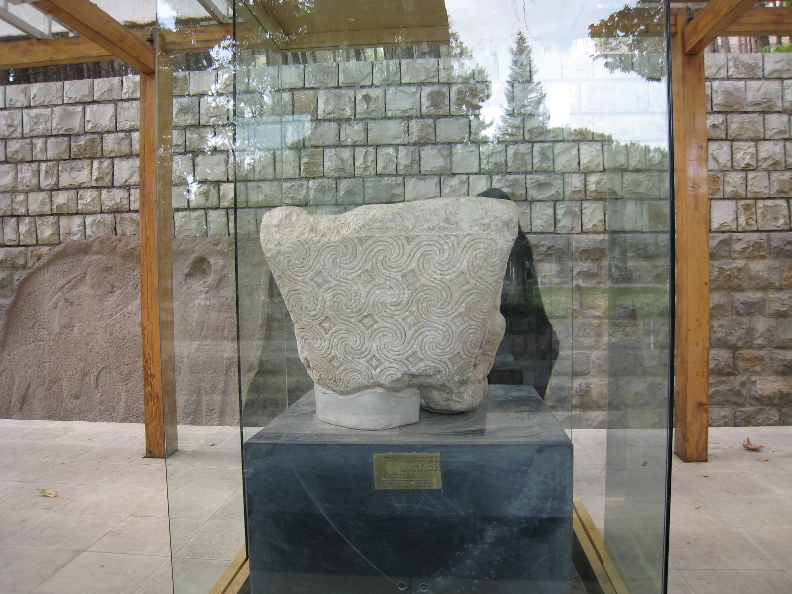 FileCapital_of_a_Sasanian_column_in_Taq-e_Bostan_complex_geomet.jpg