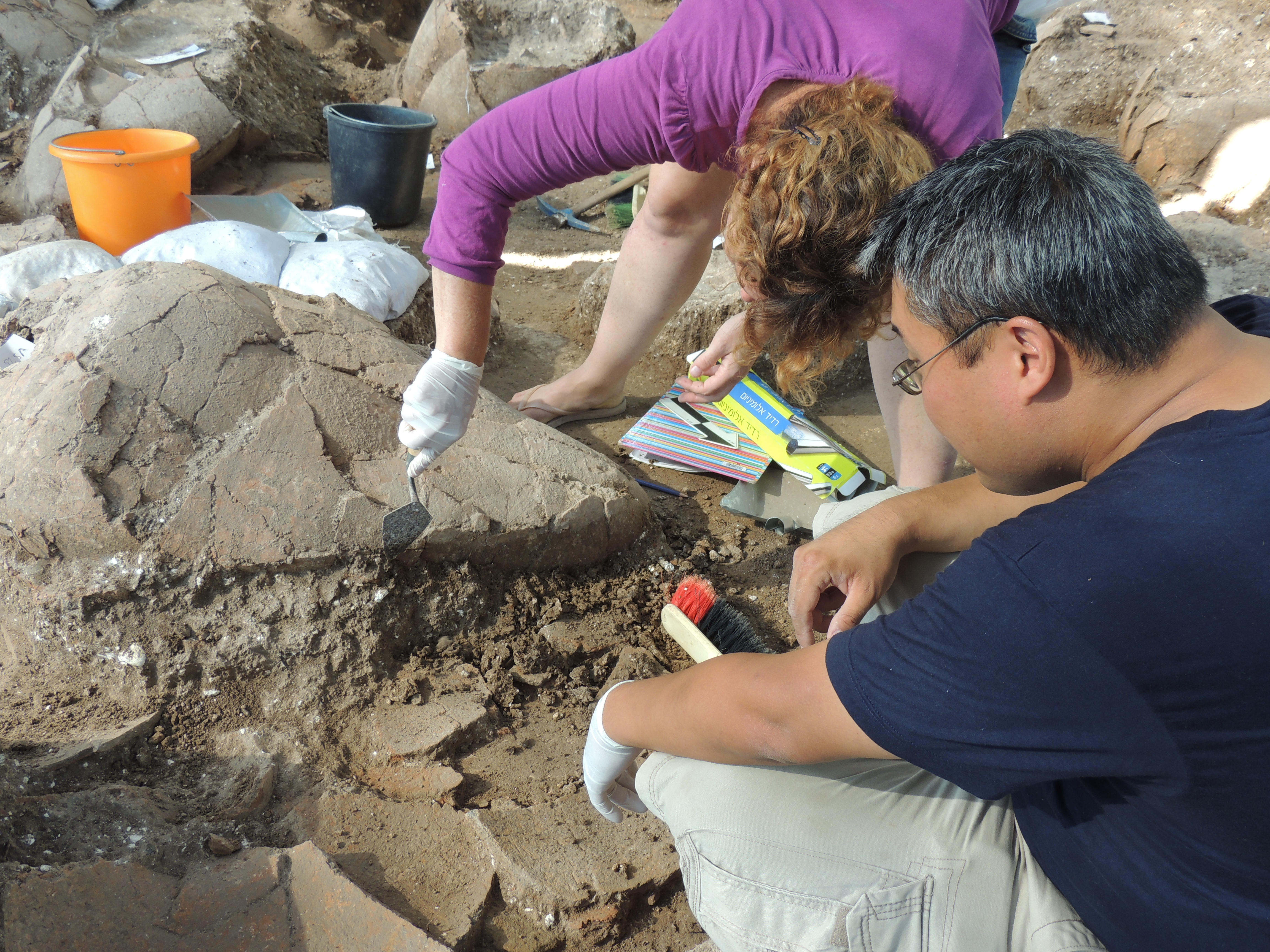 FileKoh_and_Goshen_articulating_Kabri_wine_jar.JPG