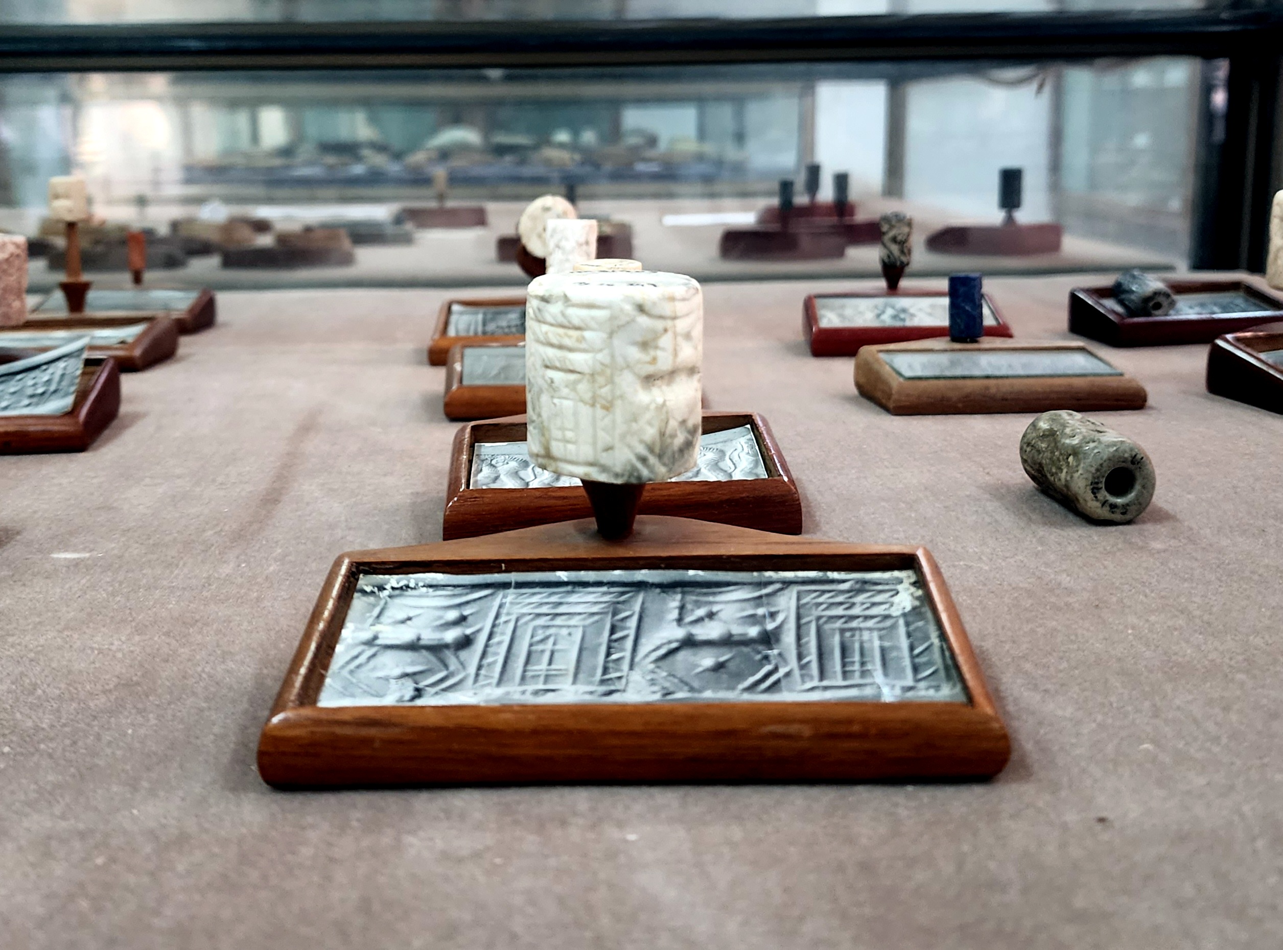FileCylinder_seal_white_marble._Two_goats_two_shrines_and_stars._Jemdet_Nasr_period_3100-2900_BCE._From_Tell_Agrab_Iraq._Sulaymaniyah_Museum_Iraq.jpg