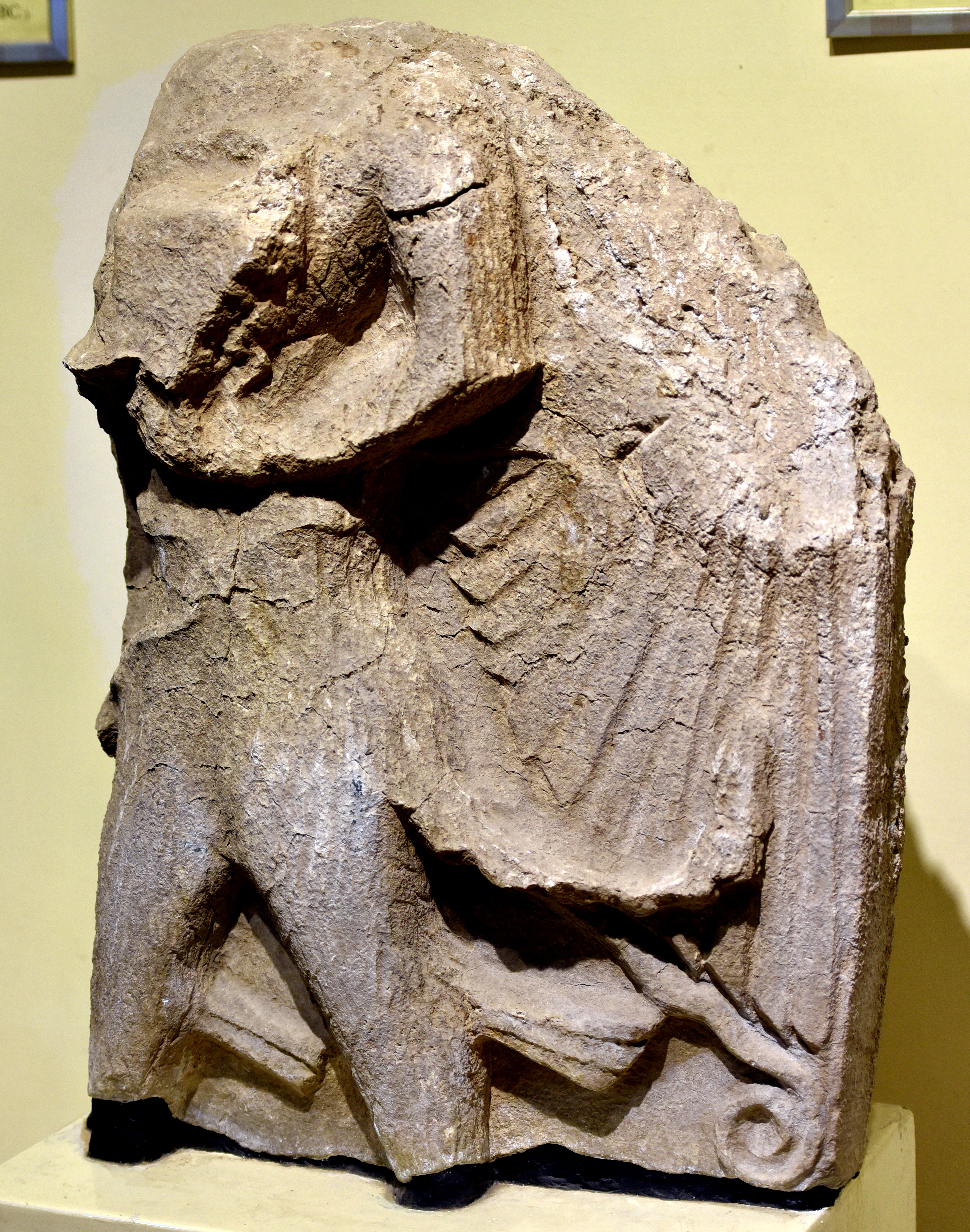 FileLimestone_relief_of_a_male_figure_from_Tell_al-Rimah_Iraq._Kassite._Iraq_Museum.jpg