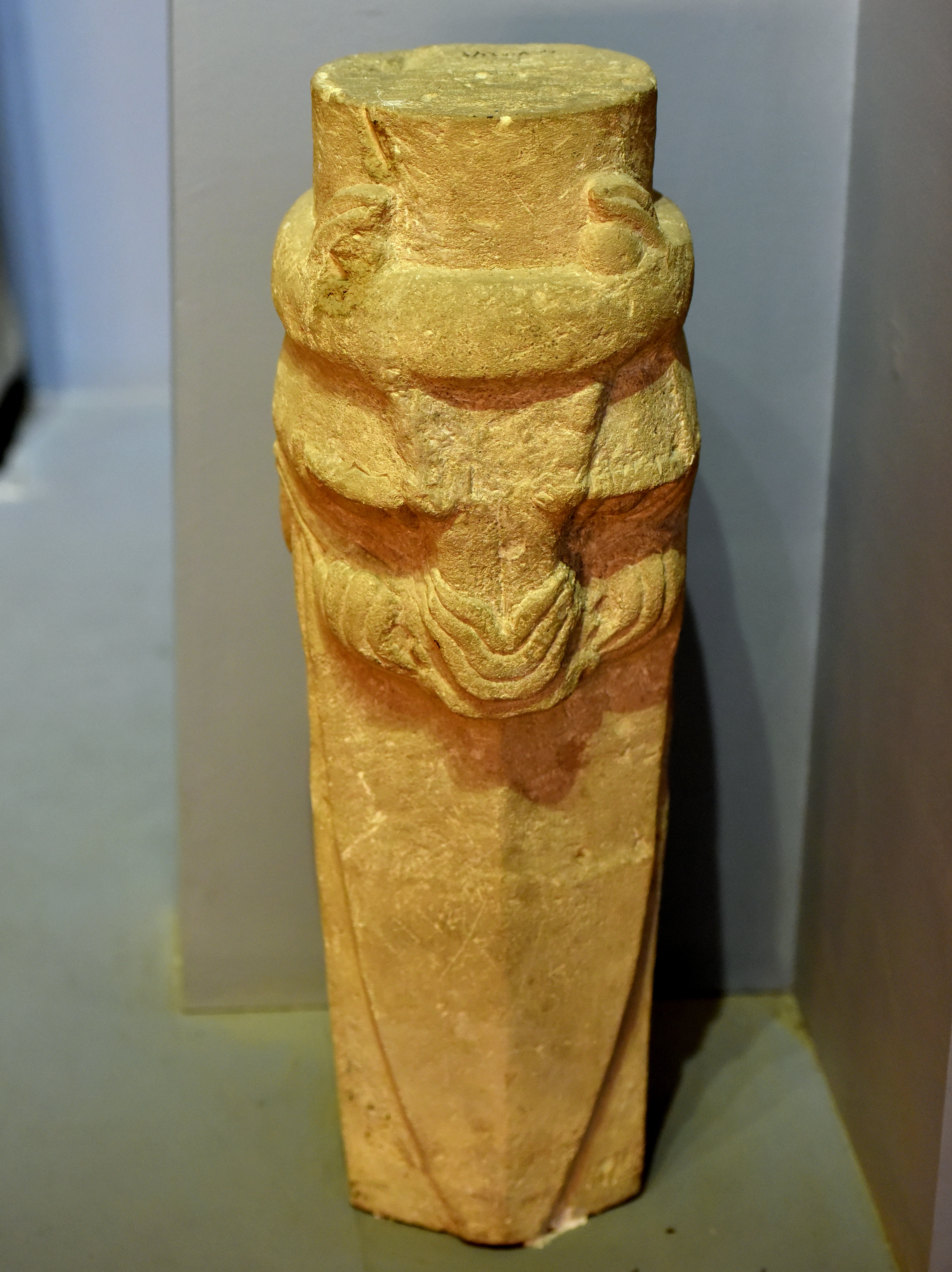 FileMarble_column_from_Tell_al-Rimah_Iraq_Neo-Assyrian_period._Iraq_Museum.jpg