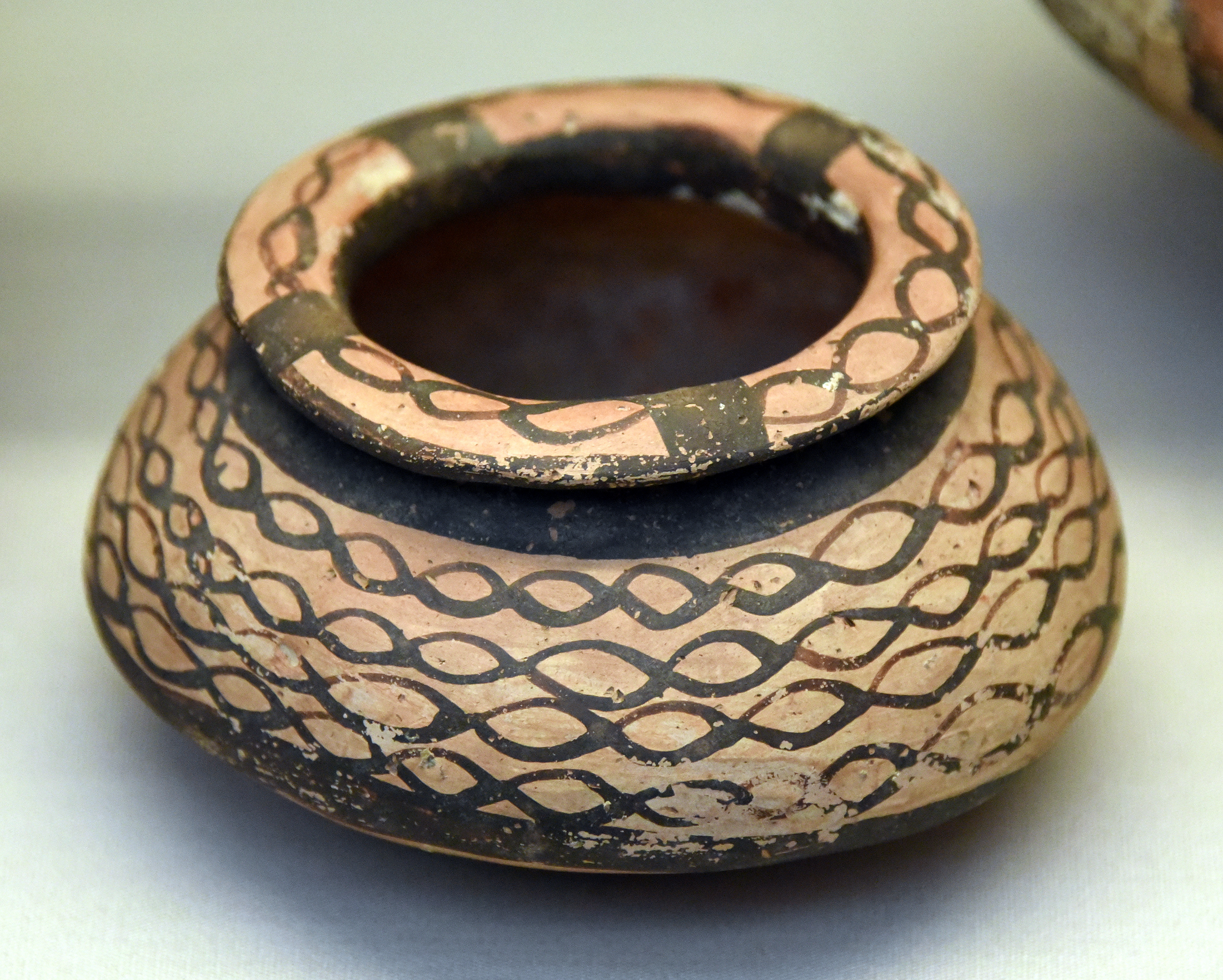 FileHandmade_pottery_jar._The_surface_is_painted_with_lustrous_black_paint_on_a_salmon-pink_slip._From_Tell_Arpachiyah_Iraq._Halaf_period_6000-5000_BCE.jpg