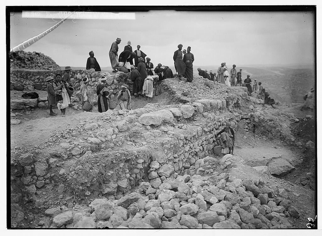 FileExcavations_at_Tell_Beit_Mirsim_Kirjath-Sepher_1926._Excavating_house_at_east_gate_LOC_matpc.05732.jpg
