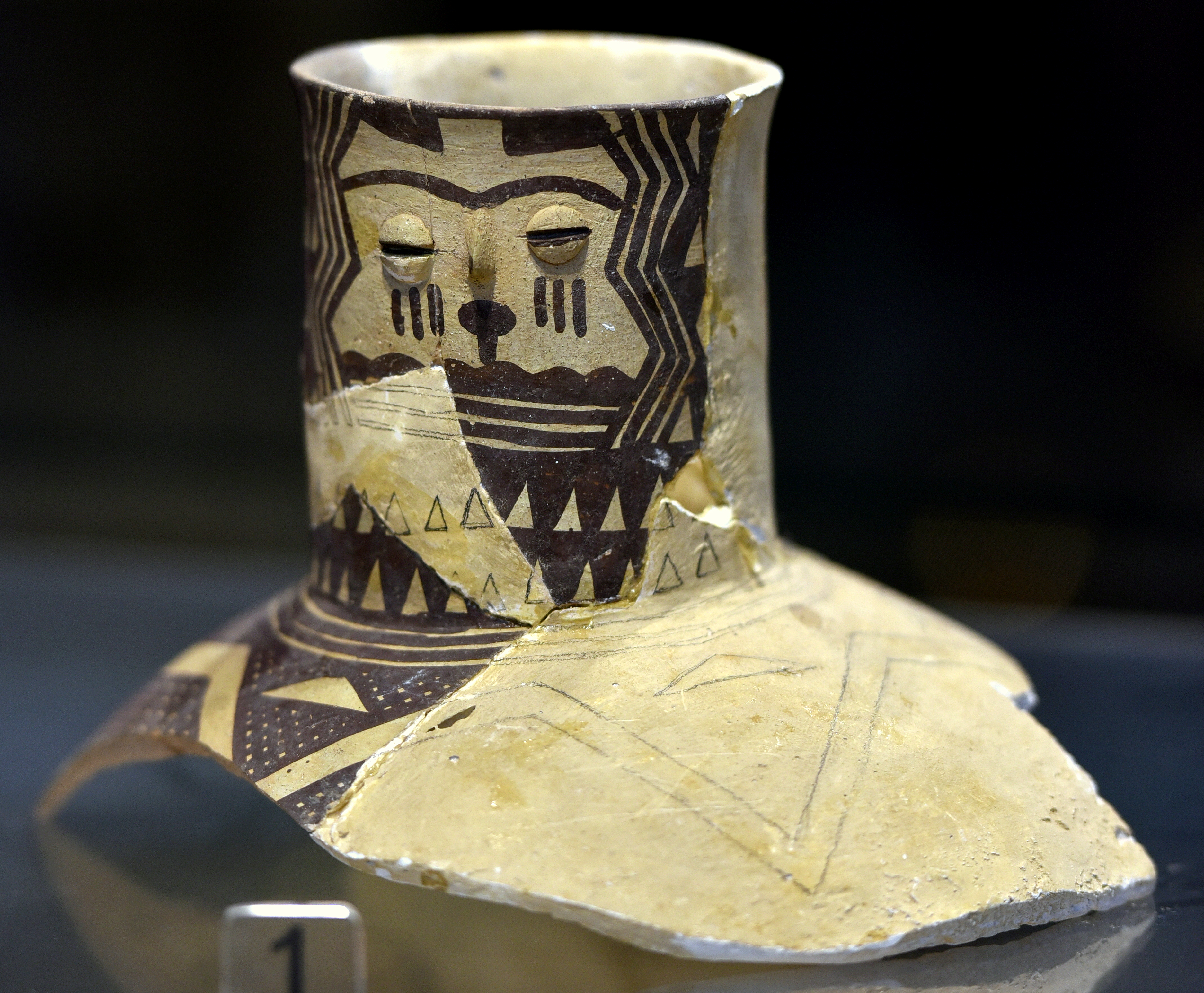 FileNeck_of_a_painted_jar_from_Tell_Hassuna_Iraq_belonging_to_Samarra_culture._5000_BCE._Iraq_Museum.jpg