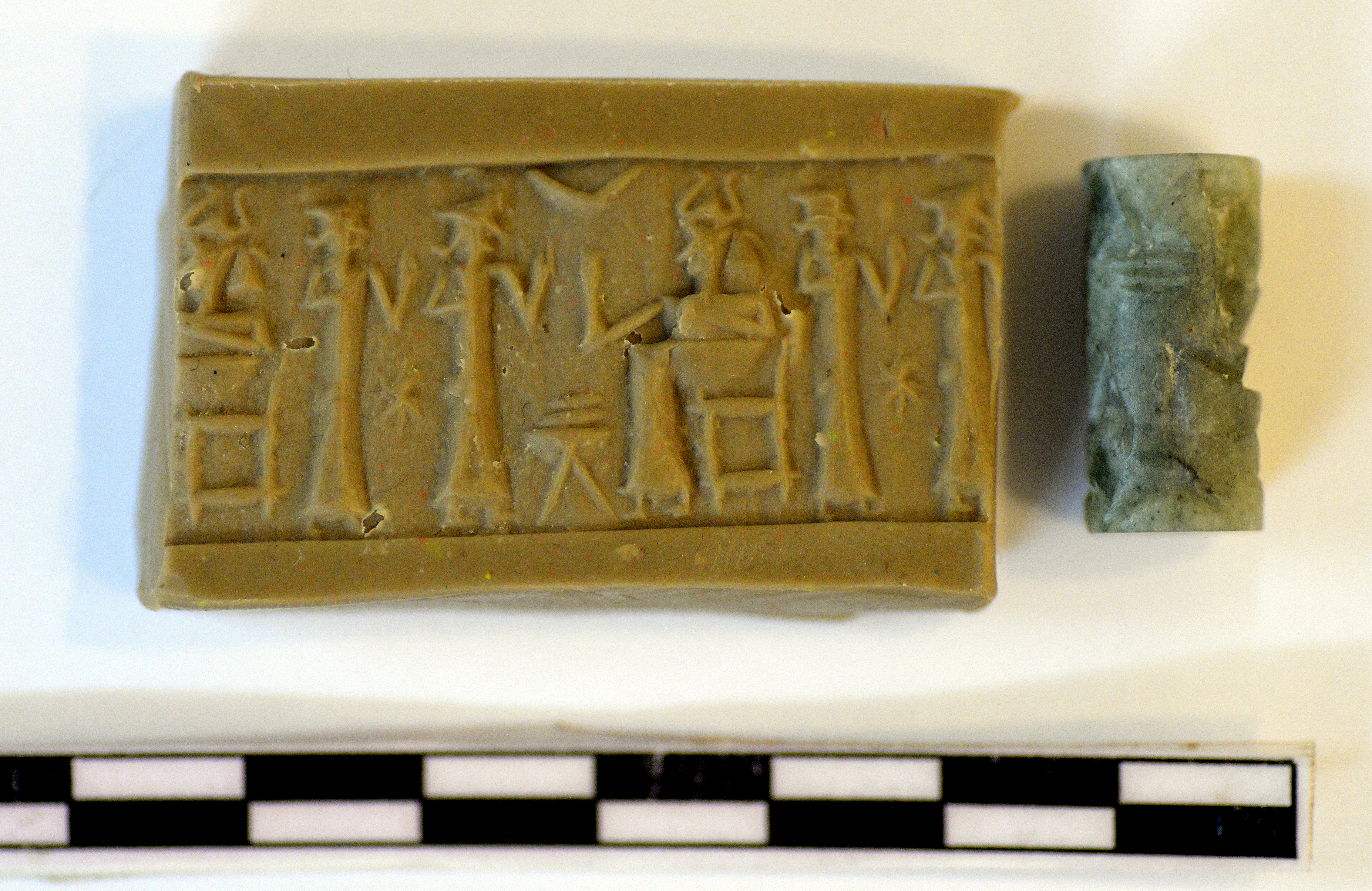 FileAkkadian_cylinder_seal_late_3rd-millennium_BCE._From_Tell_Kunara_Tanjro_Valley_Sulaymaniyah_Iraq._Sulaymaniyah_Museum.jpg