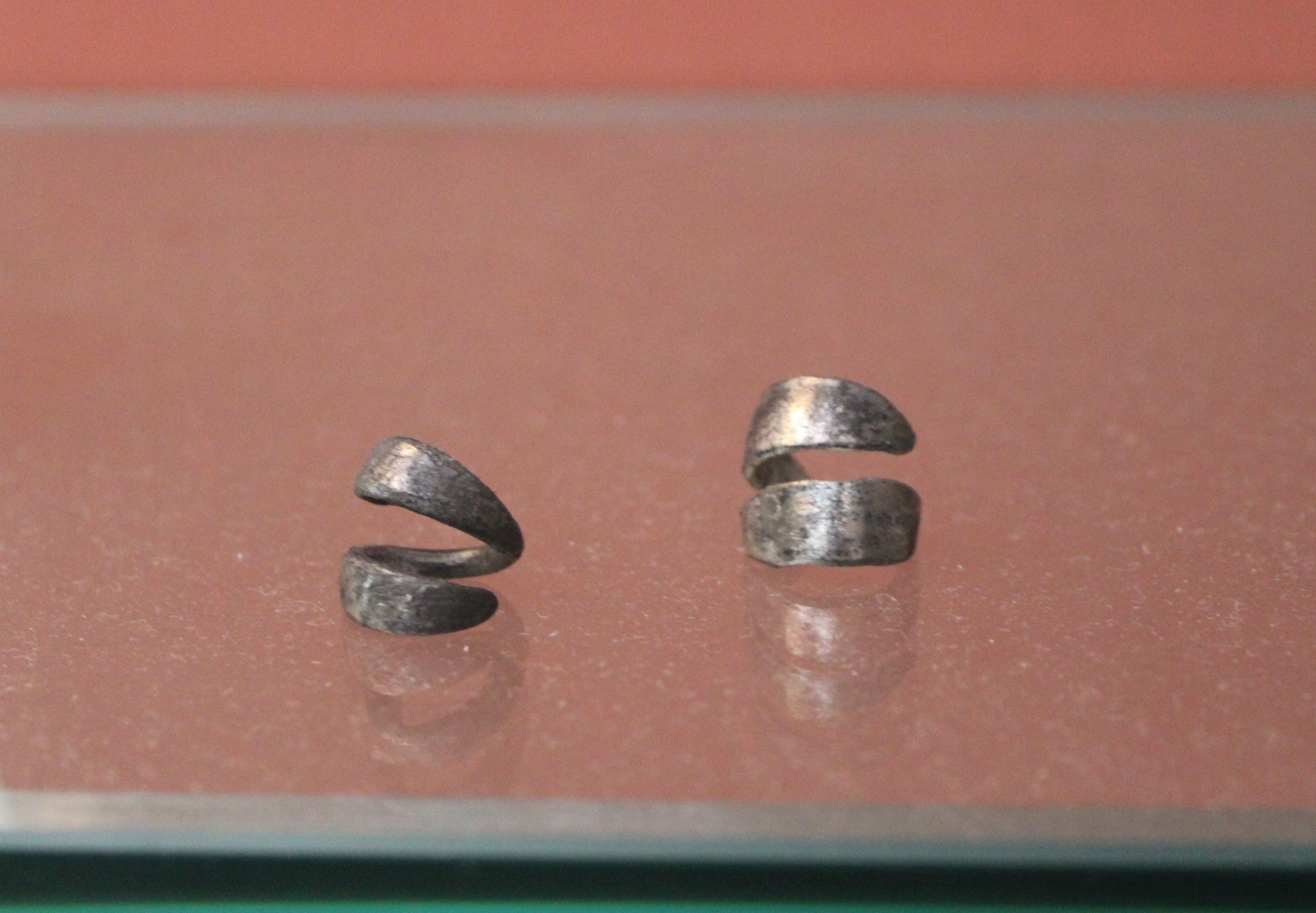 FileSilver_rings_used_as_currency_-_Tell_Taya_Akkadian_period.jpg