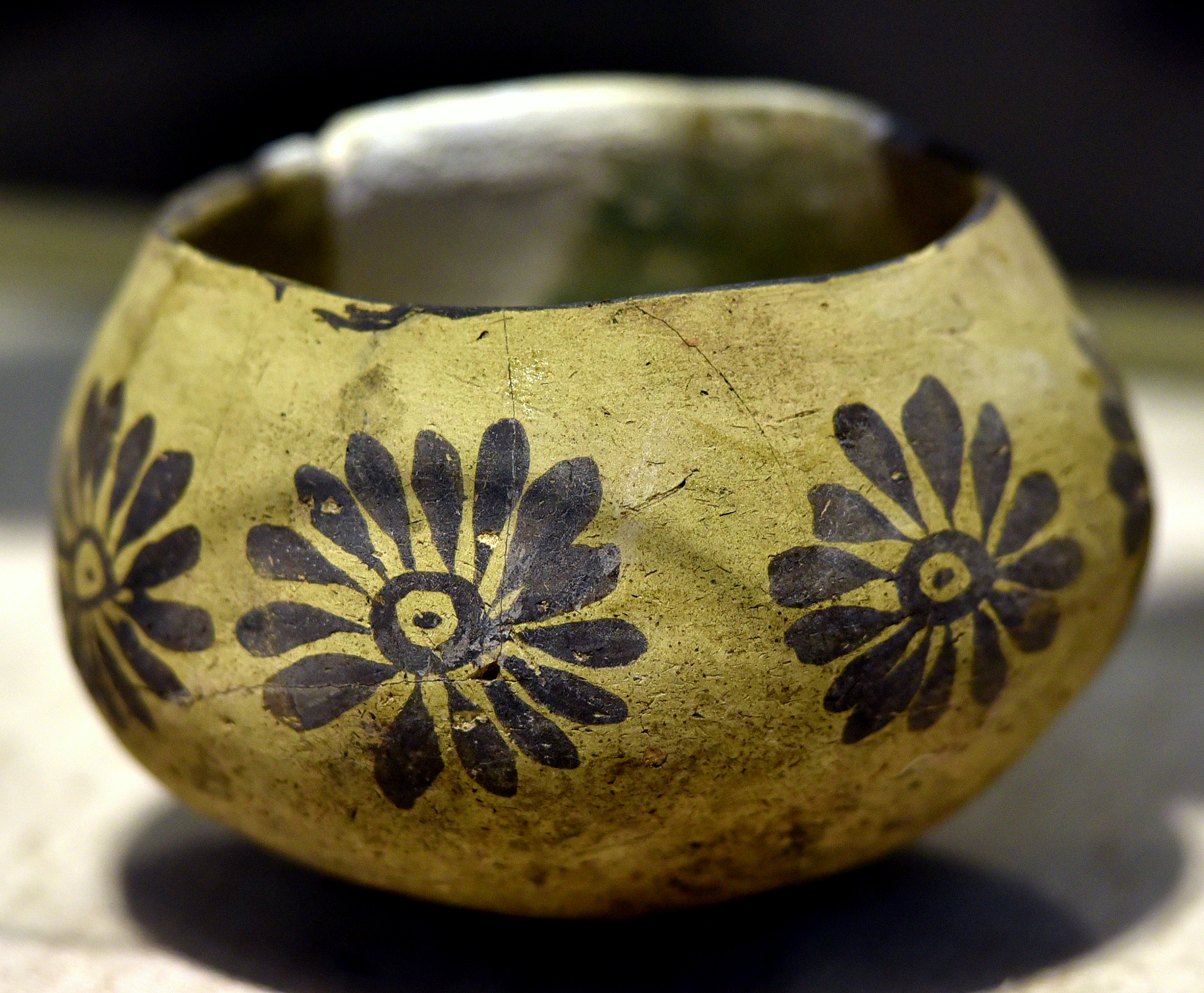 FilePottery_bowl_from_Telul_eth-Thalathat_Iraq._Ubaid_period_c._5000_BCE._Iraq_Museum.jpg