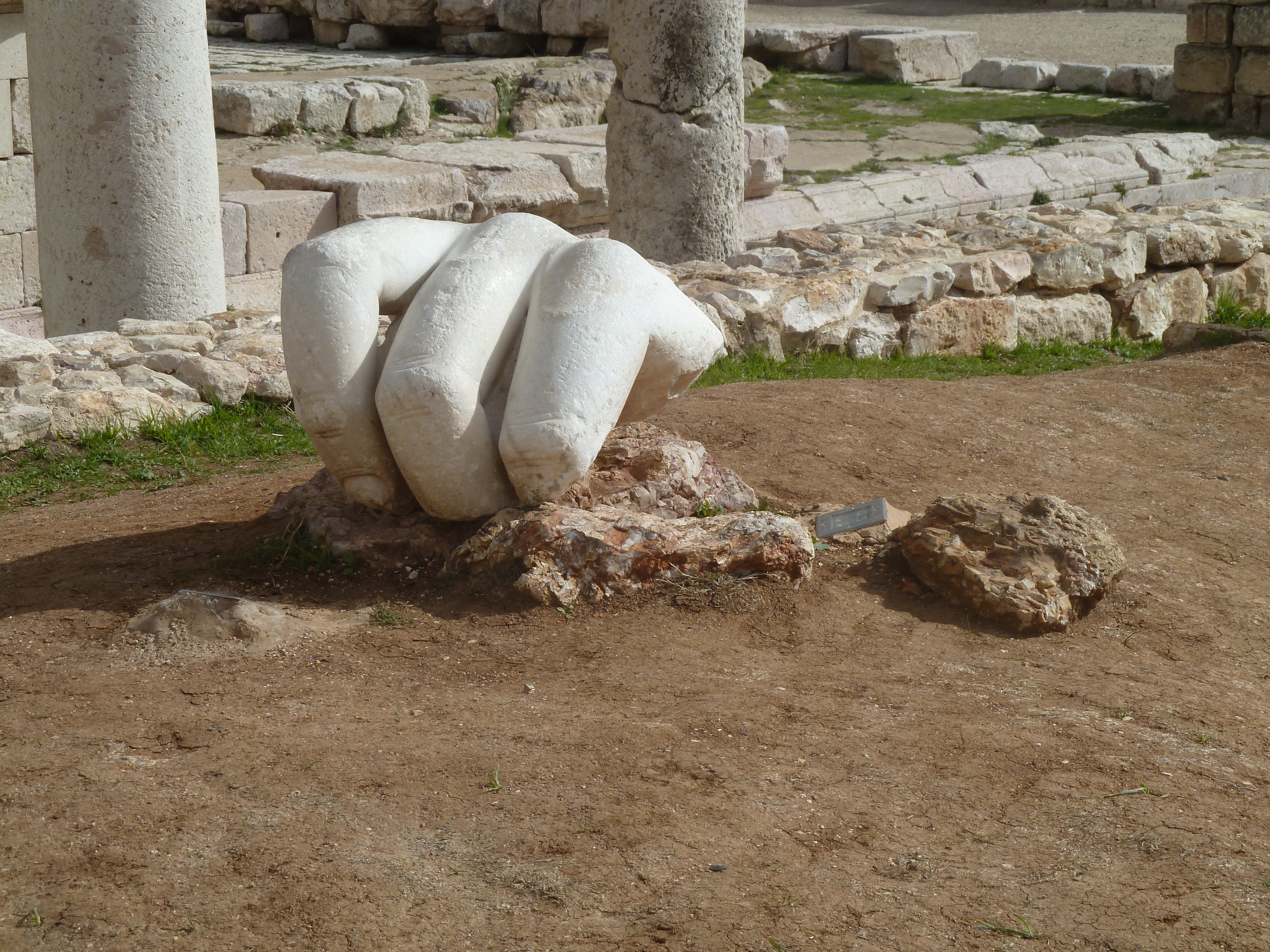 FileAmman_Citadel_Temple_of_Hercules_-_Colossal_hand_P1090546.JPG