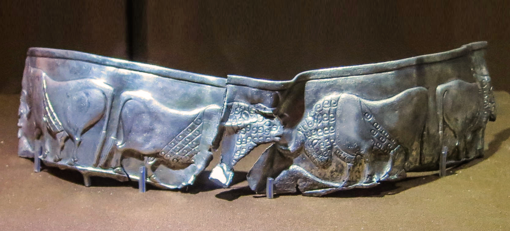 FileTepe_Fullol_bowl_fragment_cropped_3rd_millennium_BCE_National_Museum_of_Afghanistan.jpg