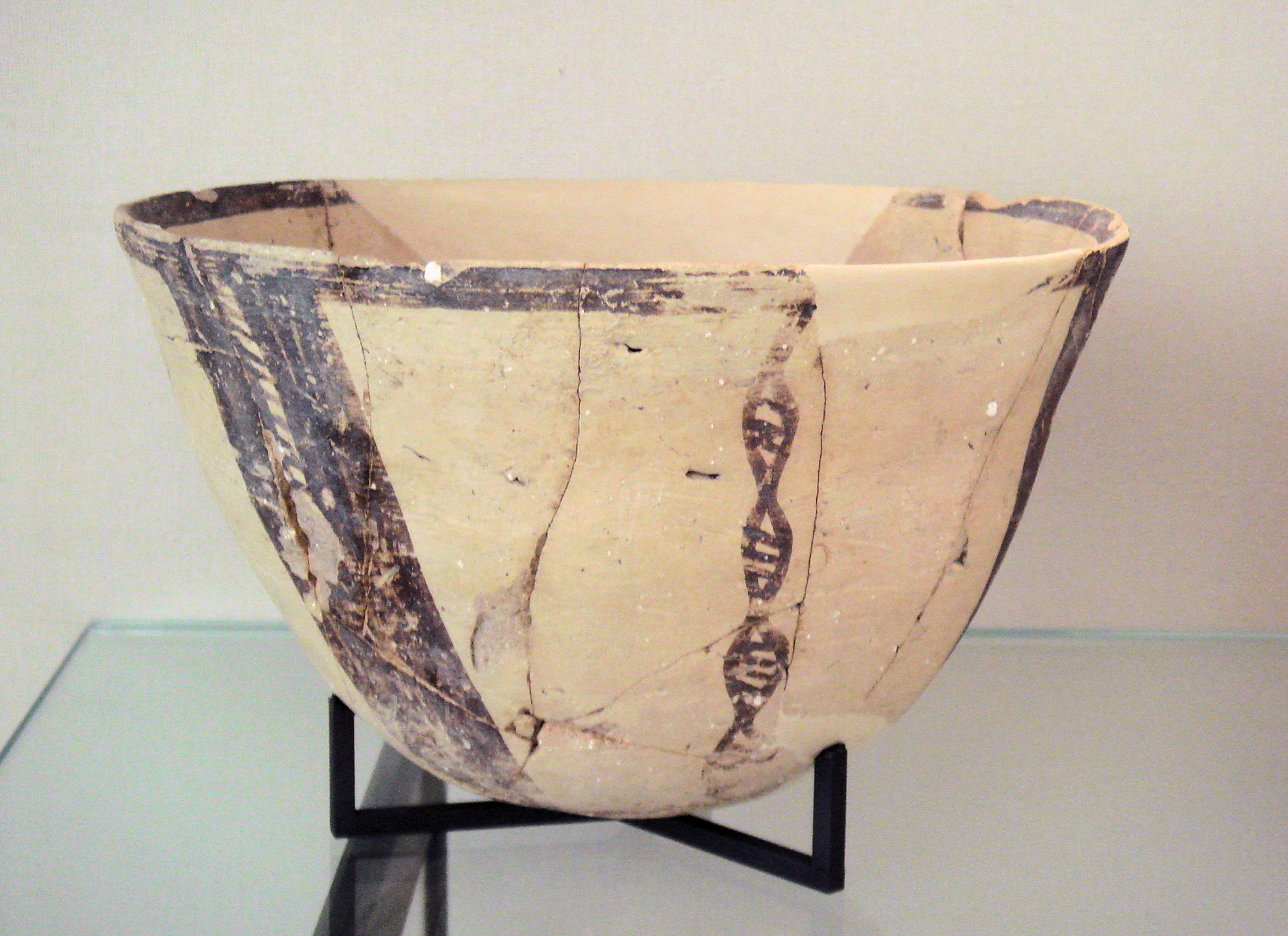 FileEarly_Ubaid_pottery_5100-4500_BC_Tepe_Gawra_Louvre_Museum_DAO_3.jpg