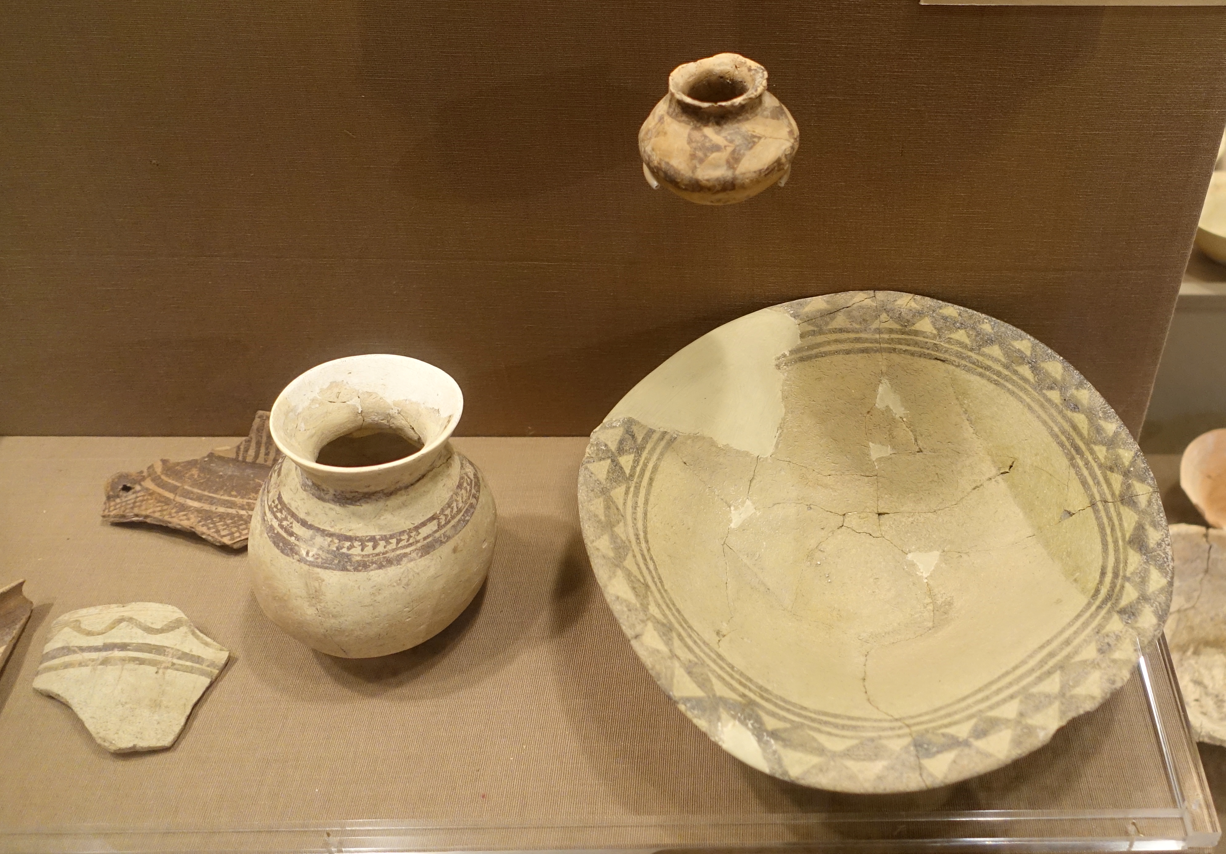 FileNorthern_Ubaid_pottery_from_Tepe_Gawra_and_other_sites_-_Oriental_Institute_Museum_University_of_Chicago_-_DSC06940.JPG