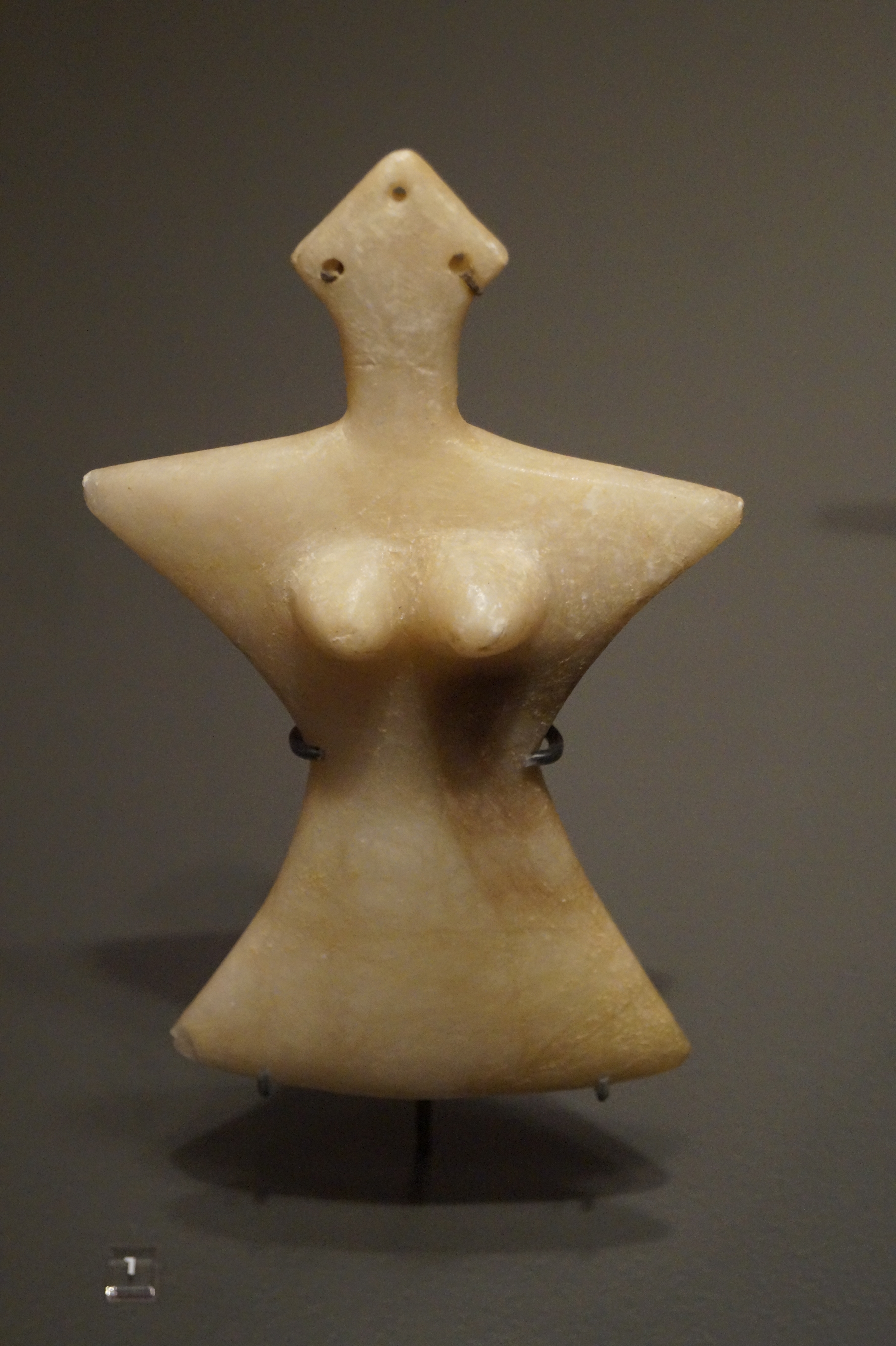 FileFigurine_aus_Iran_Tappe_Hesar_Schicht_III_Alabaster_2300-1900_v.C._2.jpg