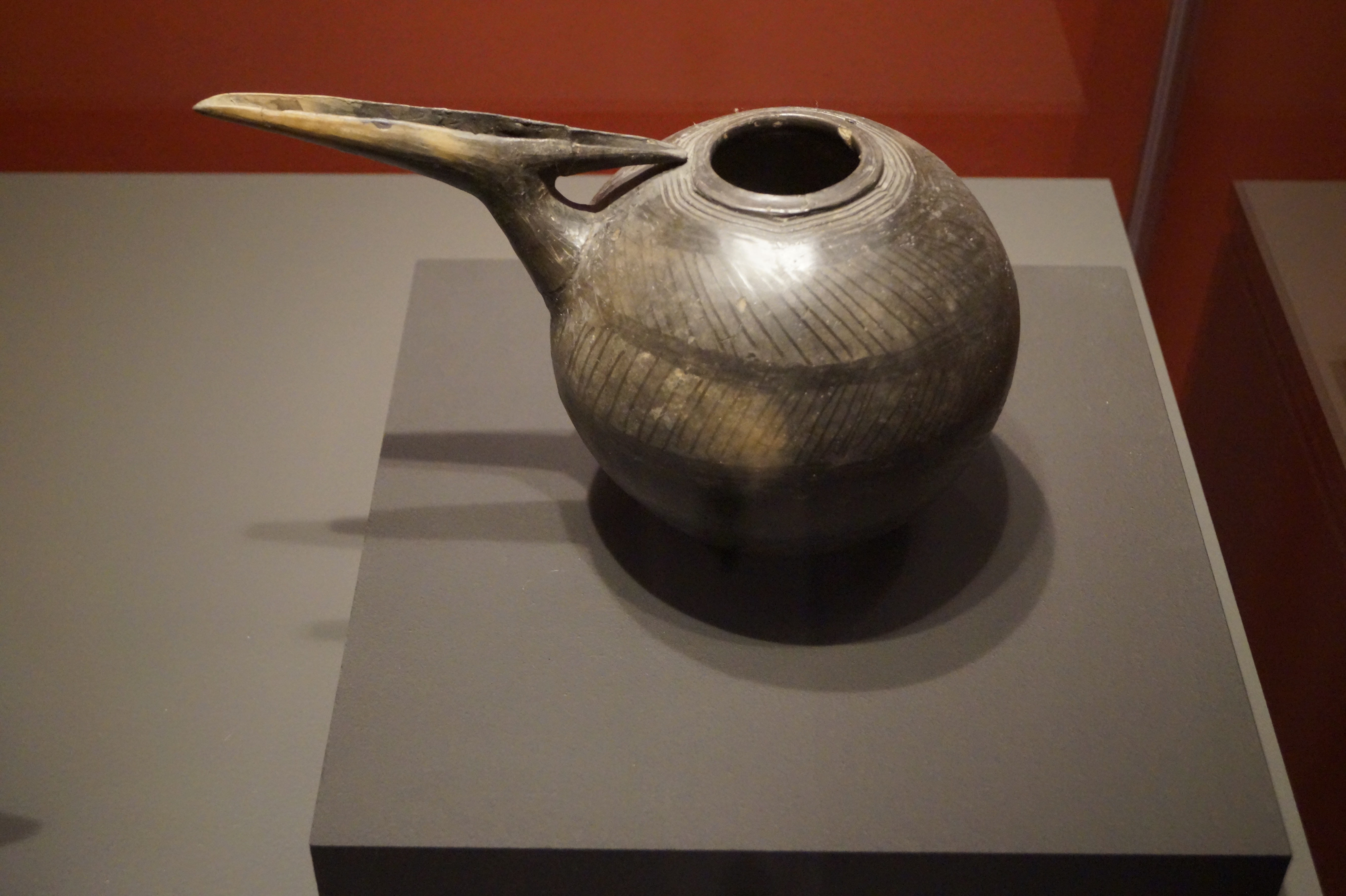 FileKeramikkanne_aus_Iran_Tappe_Hesar_Schicht_III_2300-1900_v.C.jpg