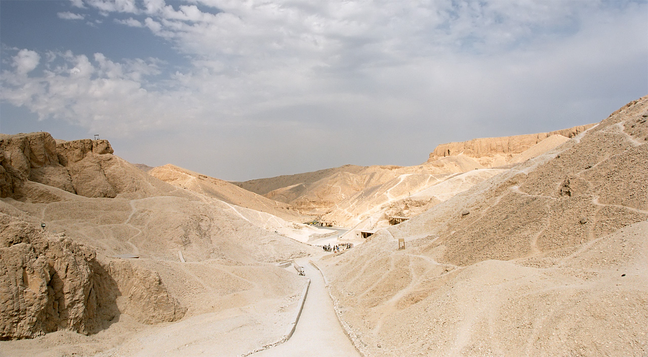 FileLuxor_West_Bank_Valley_of_Kings_overview_Egypt_Oct_2004.jpg
