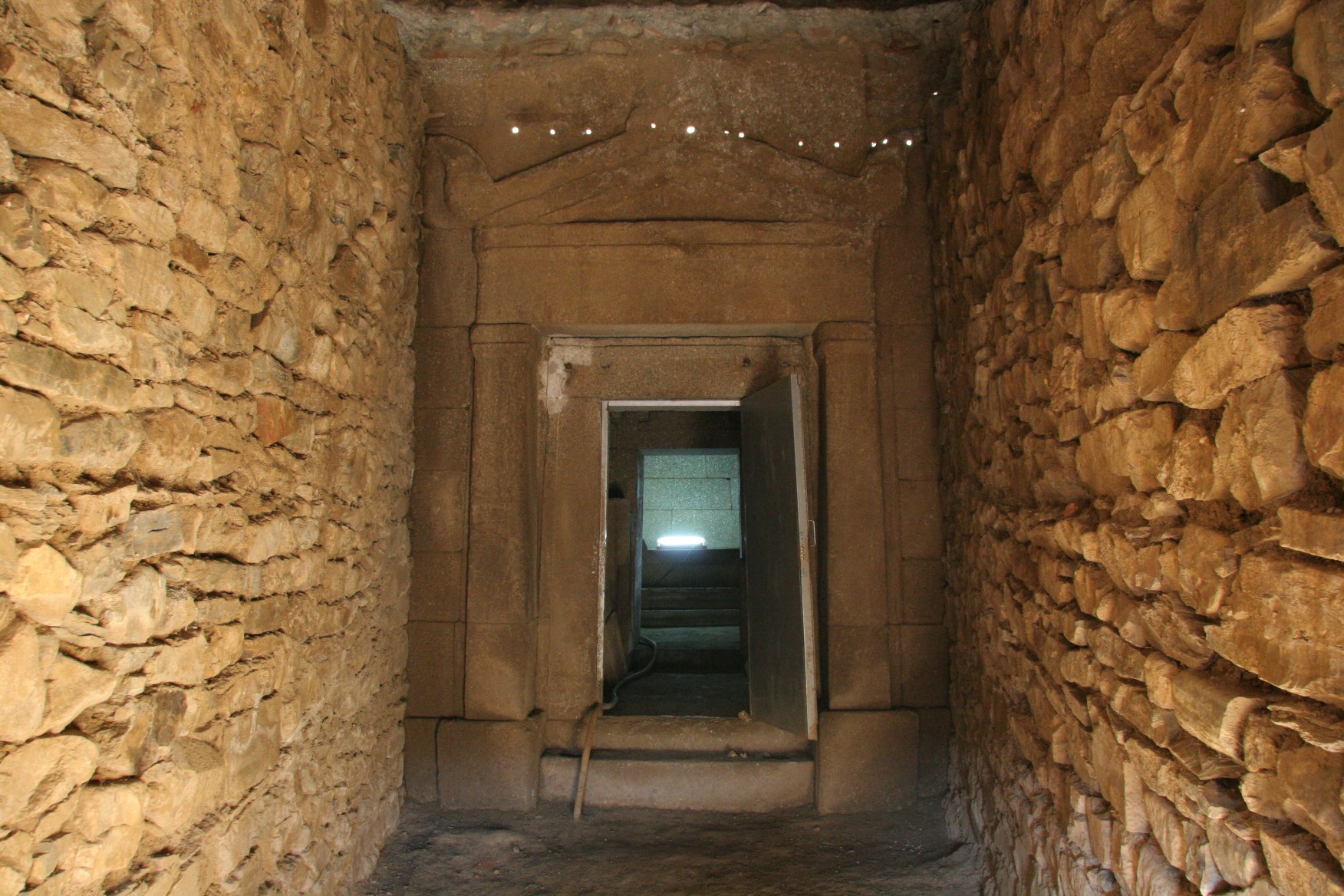 Thracian tomb Griffins