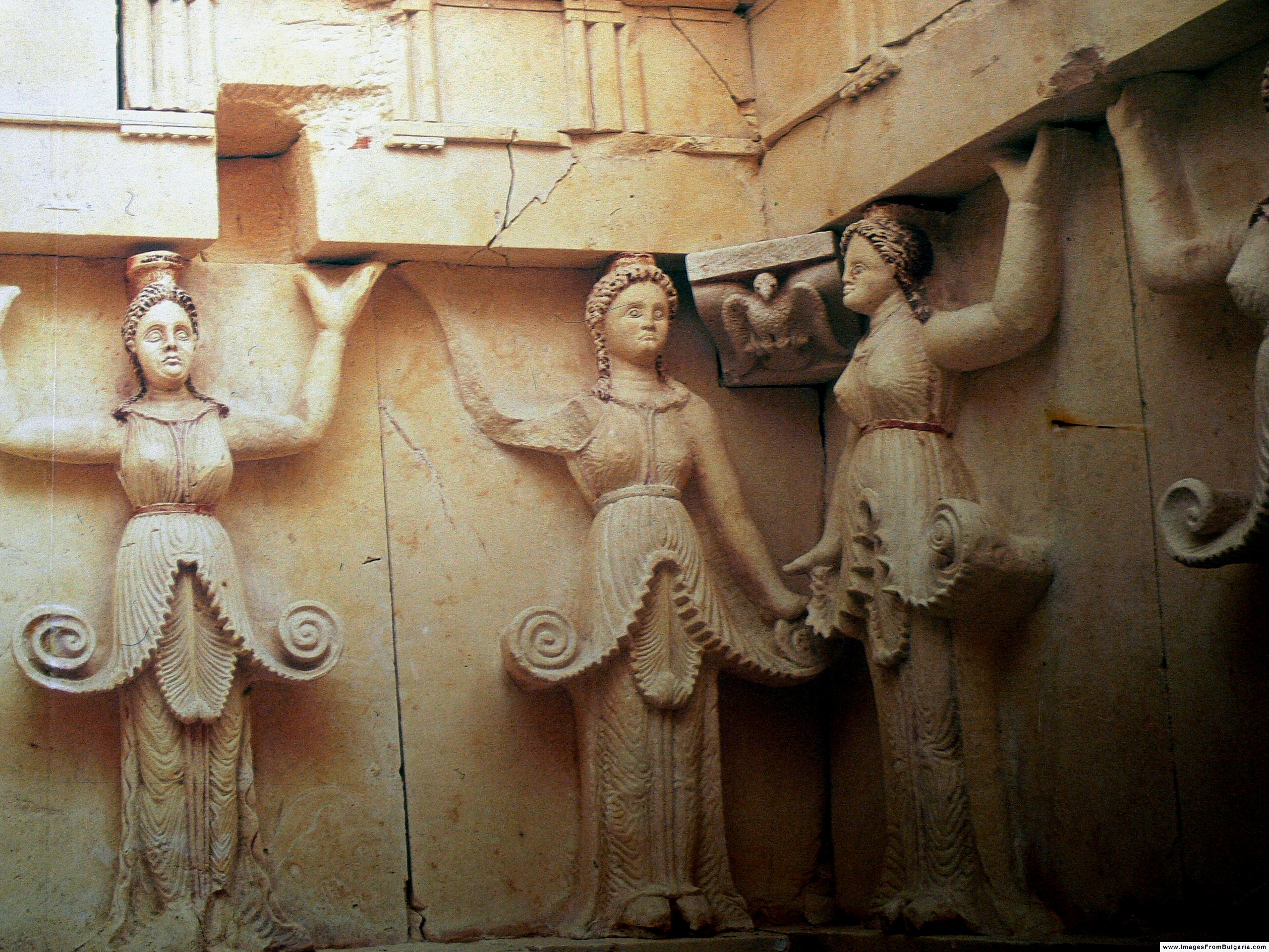 FileSveshtari_Thracian_tomb_Bulgaria_IFB.JPG