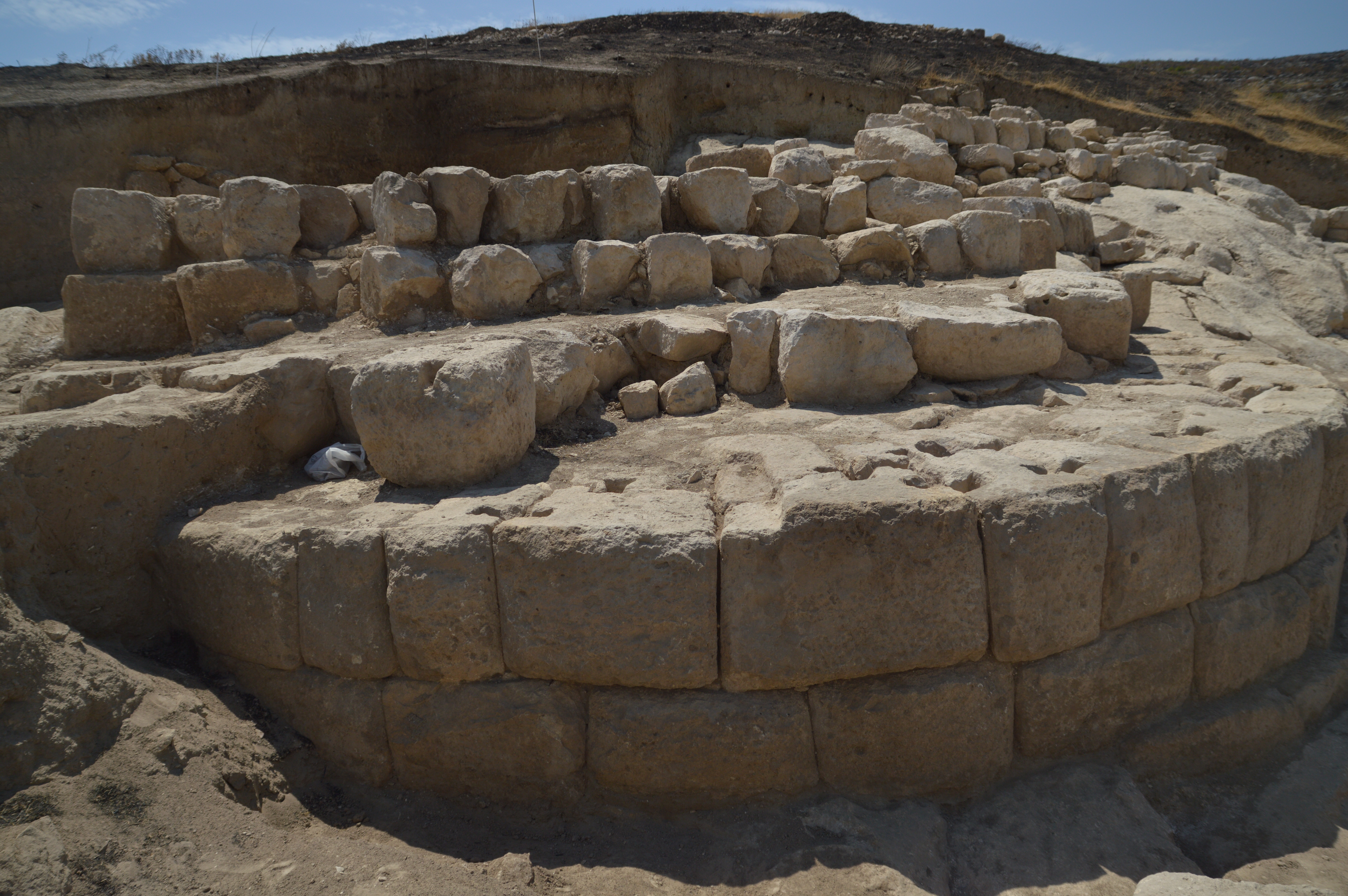 FileStones_of_Tigranakert_ancient_Armenian_city_walls_-_panoramio_1.jpg