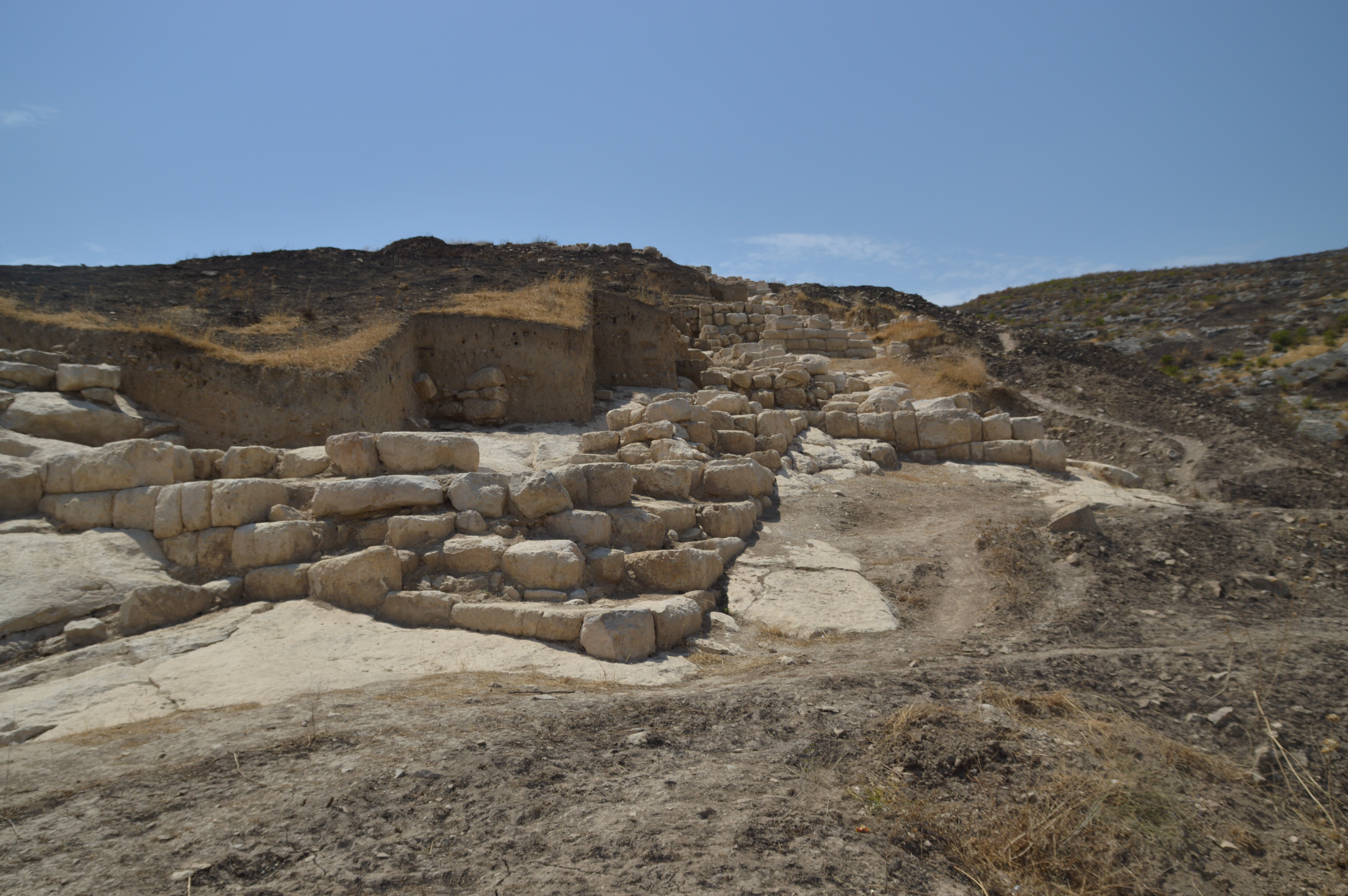 FileStones_of_Tigranakert_ancient_Armenian_city_walls_-_panoramio_2.jpg
