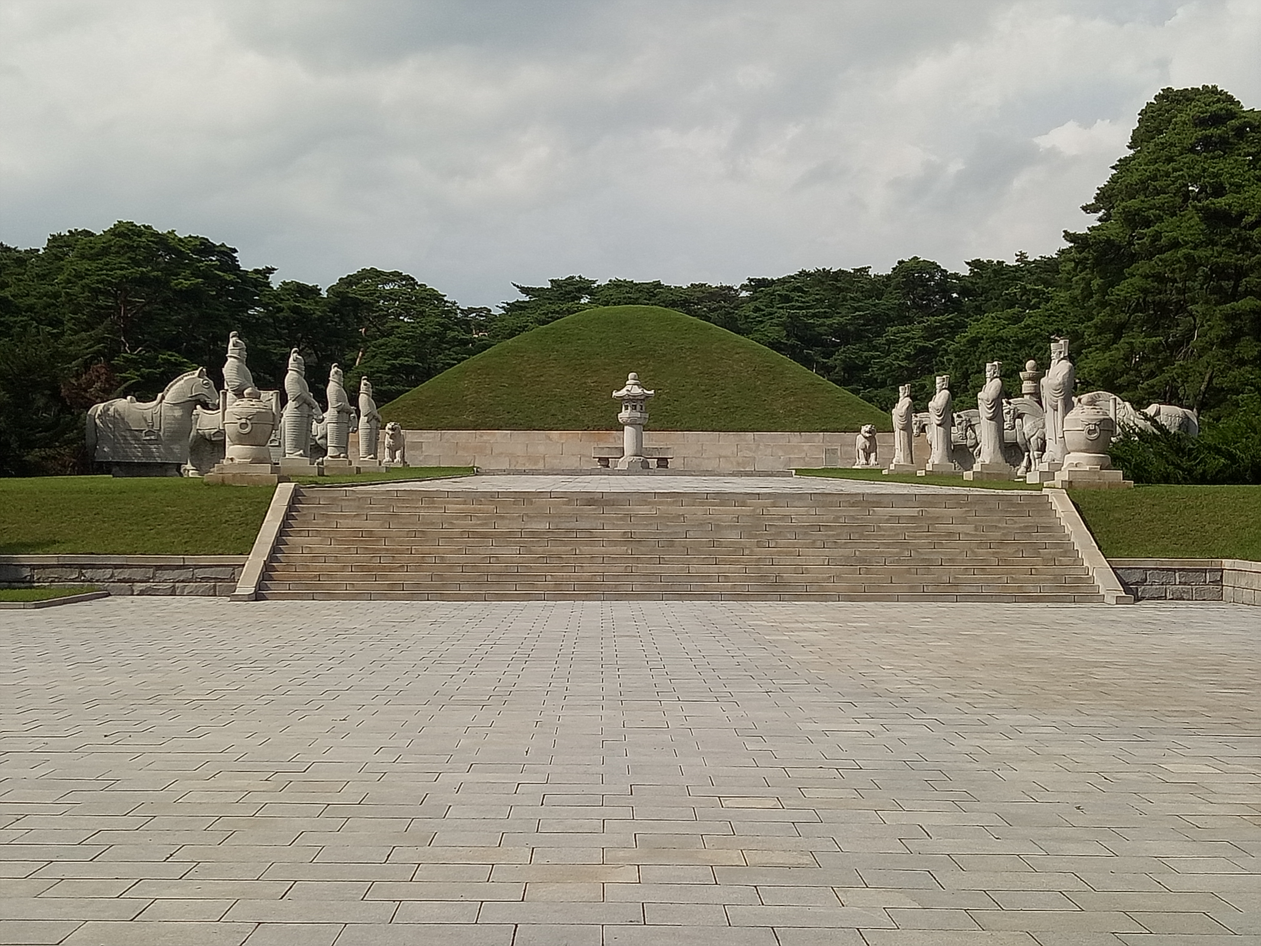 FileTomb_of_King_Tongmyong.jpg