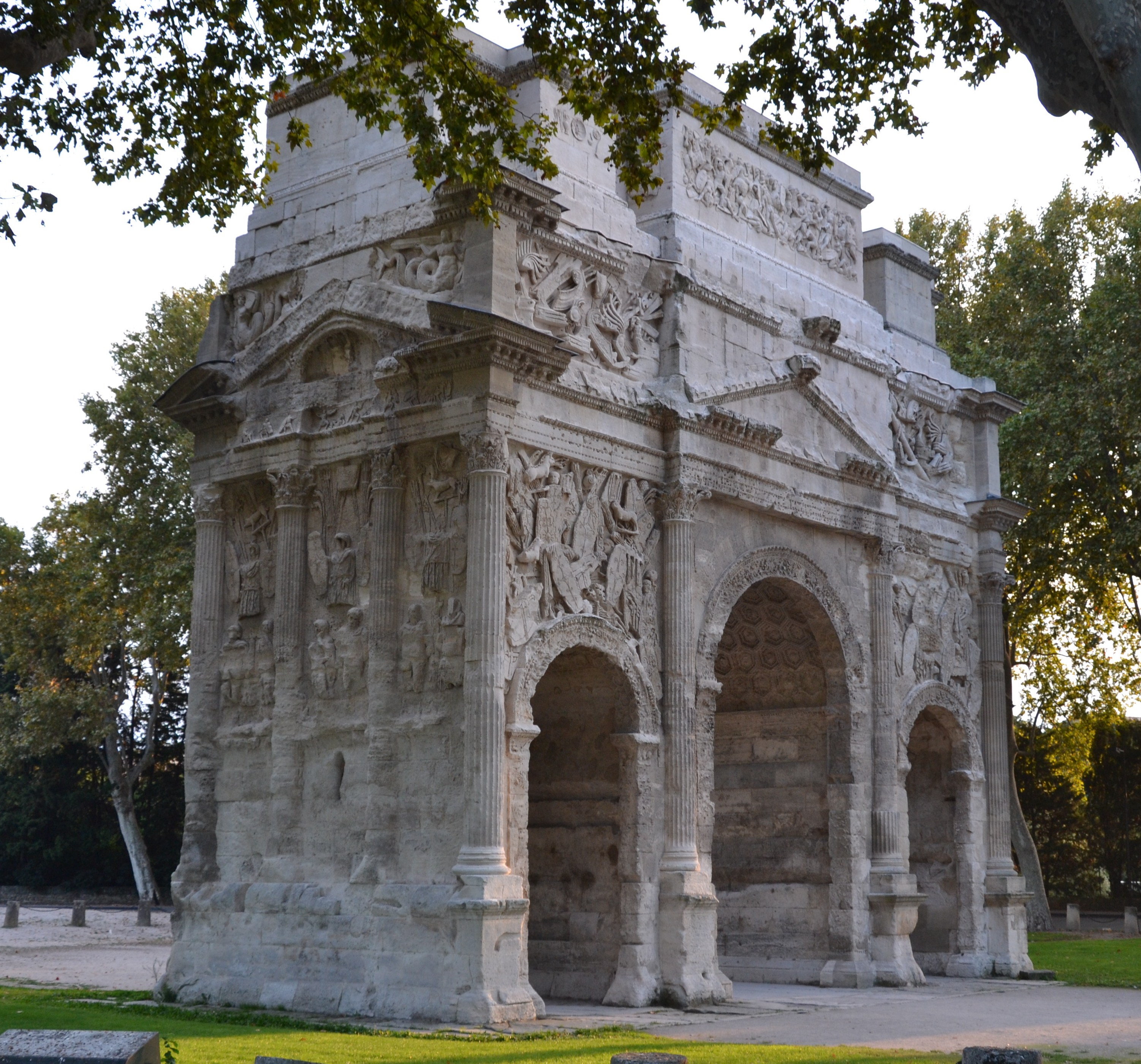 FileOrange_-_Arc_de_triomphe_romain_1.JPG