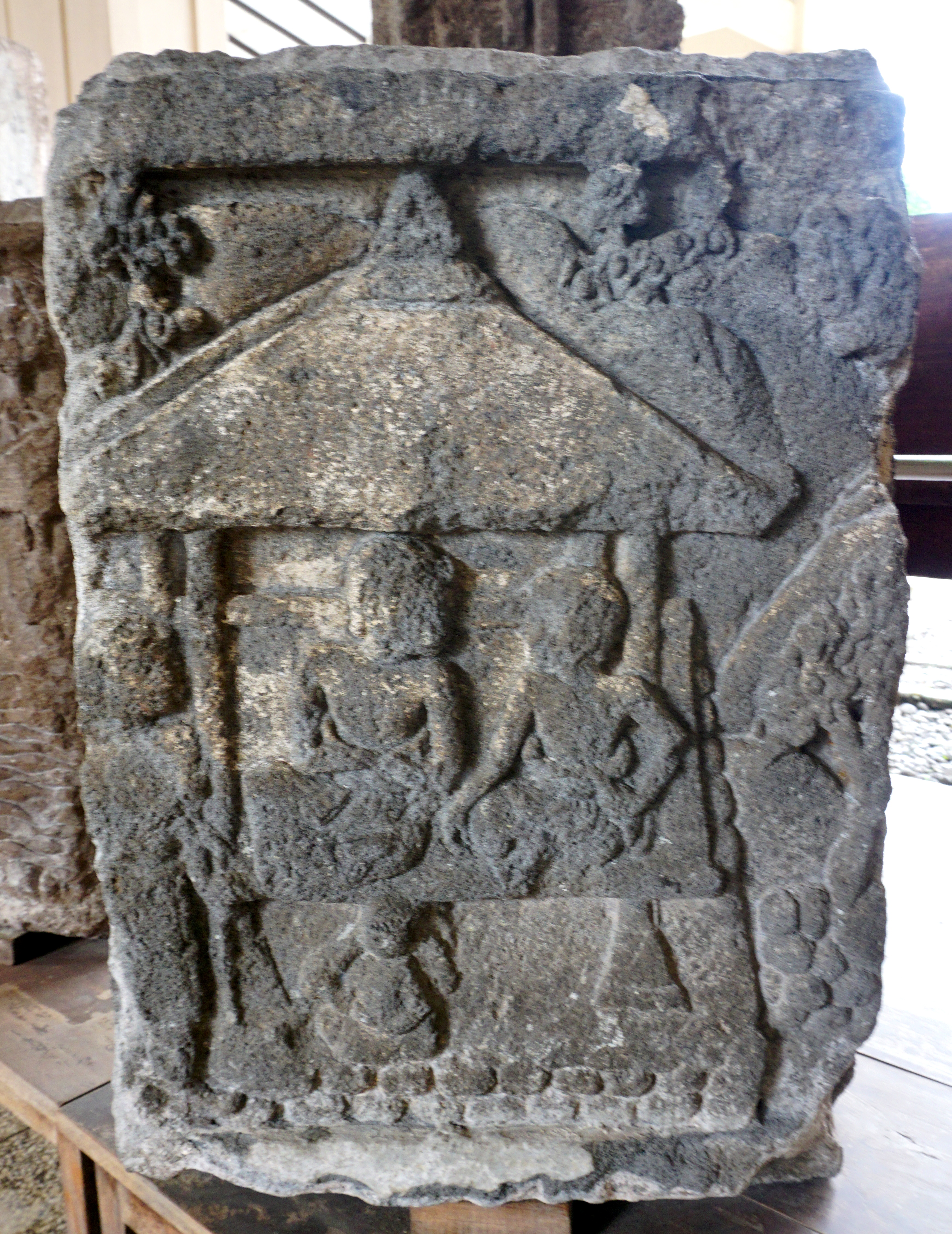 File053_Relief_Couple_at_Home_Museum_Mojopahit_26558400478.jpg