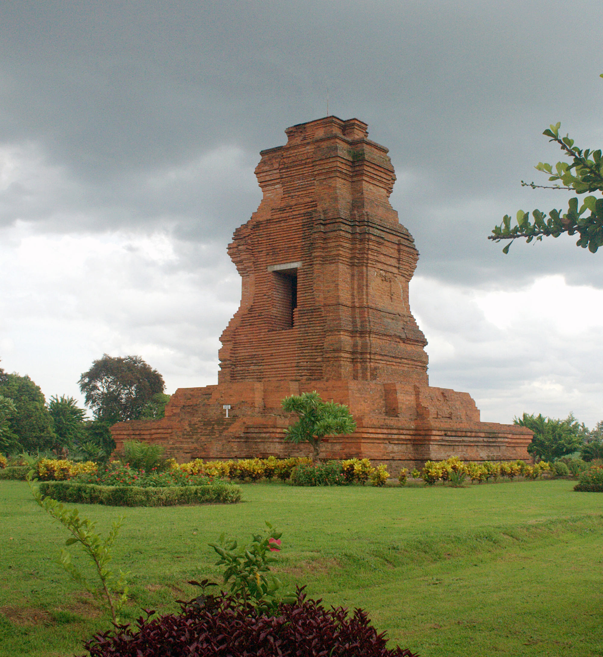 FileBrahu_Temple_Trowulan.jpg