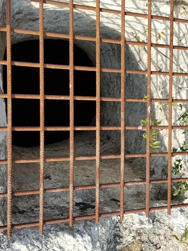 FileCistern_covered_with_iron_grating.jpg