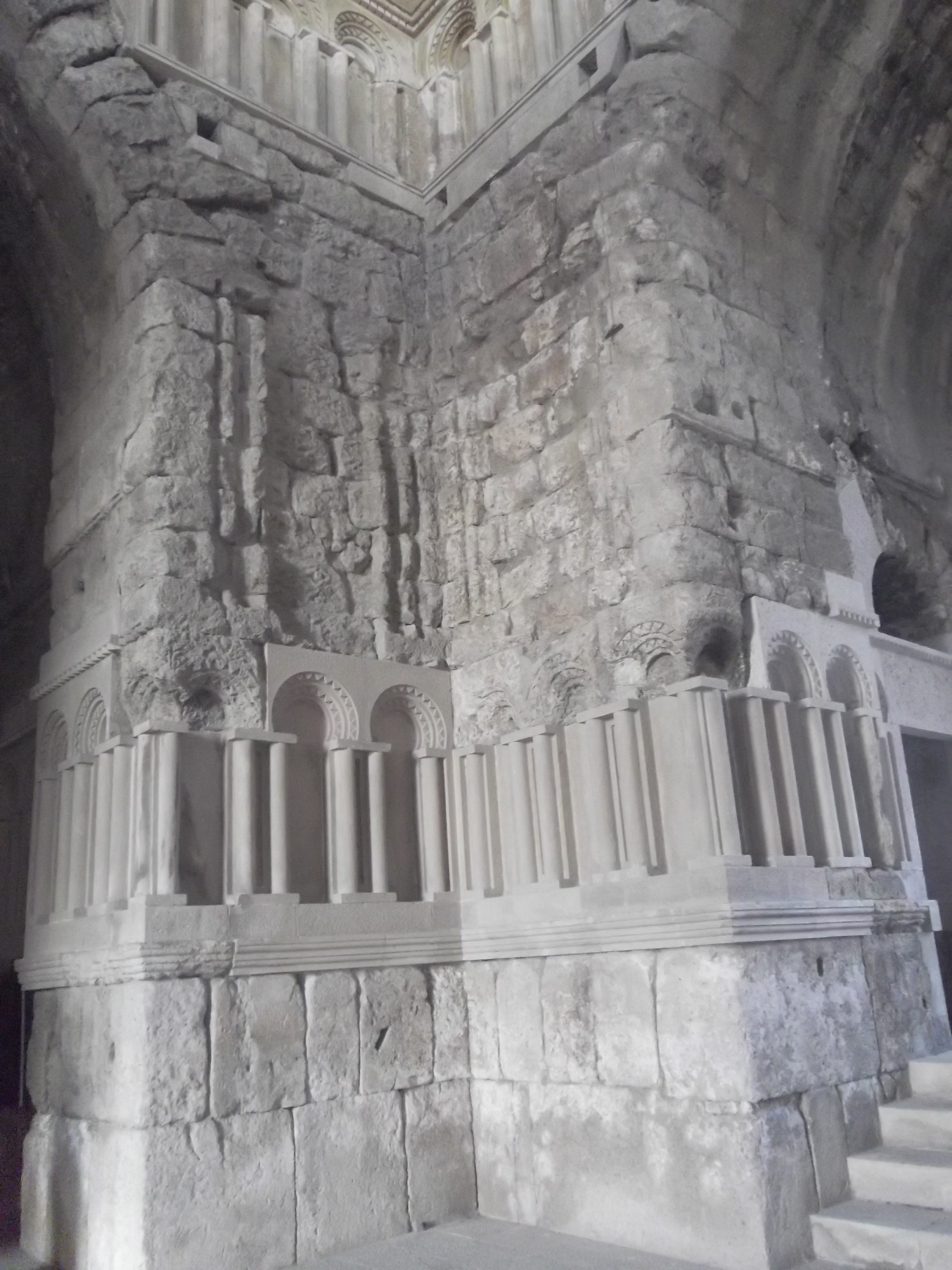 FileInside_the_Umayyad_Palace.JPG