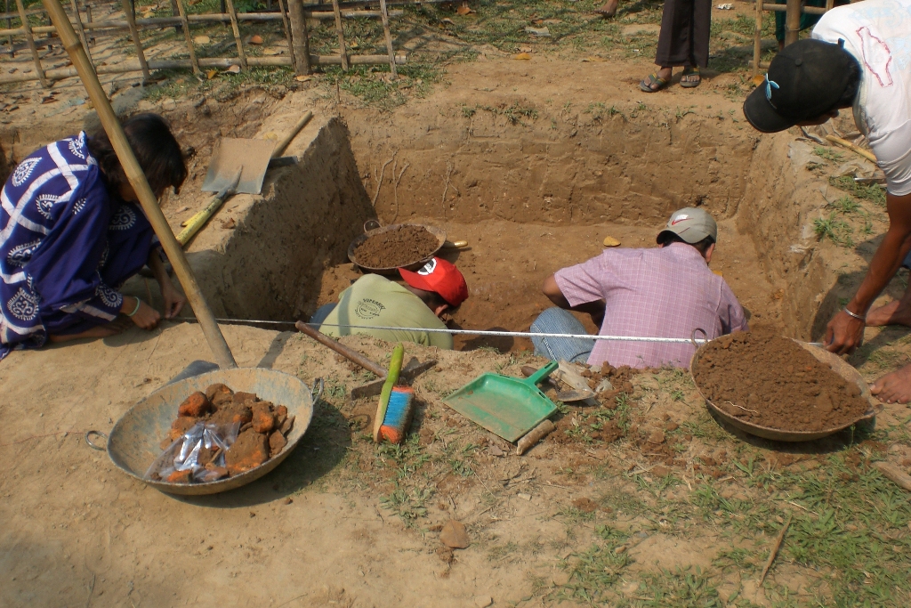 FileArcheologists_taking_measurement_for_a_new_dig_0102.jpg