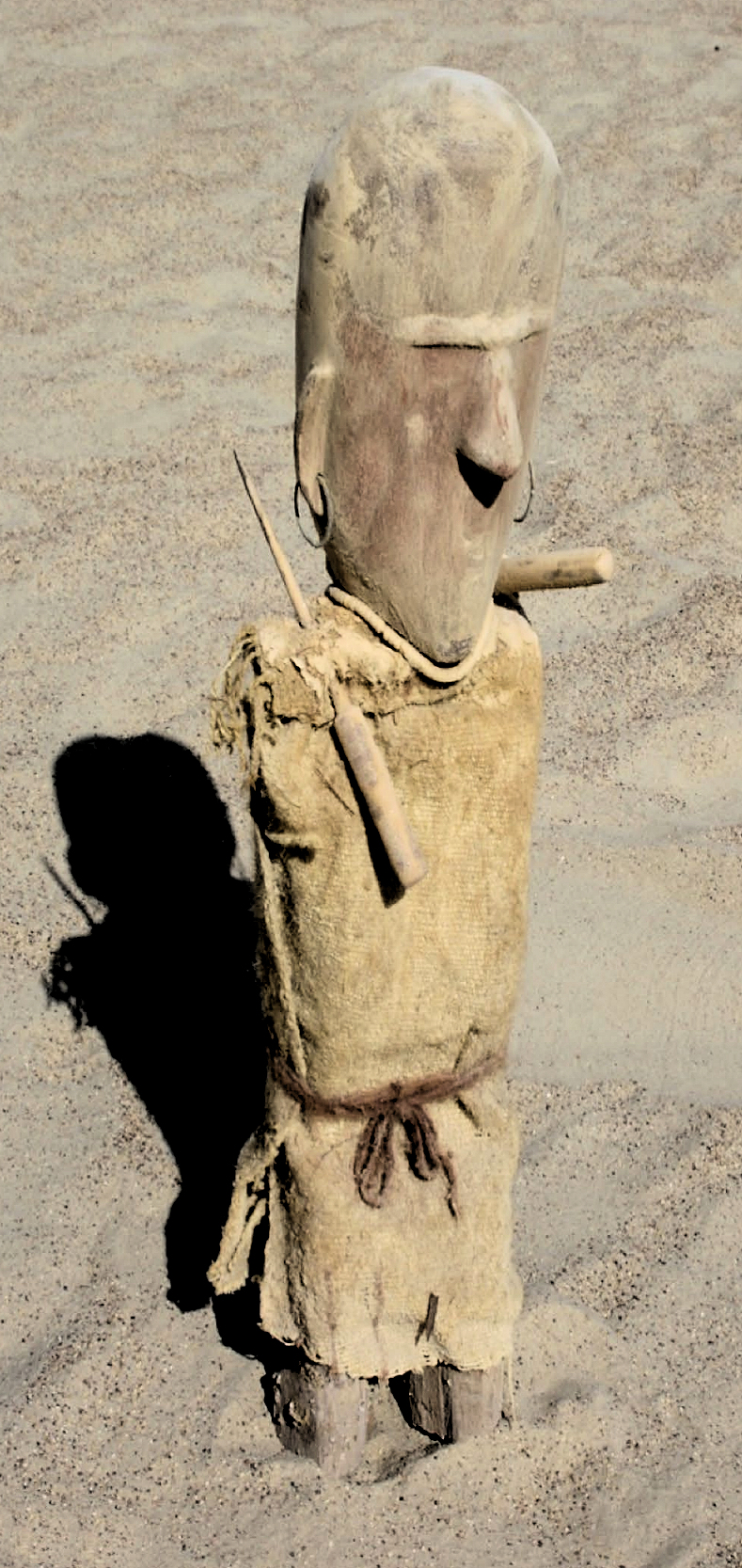 FileBurial_goods_excavated_from_the_Xiaohe_cemetery_wooden_sculpture_excavated_from_the_upper_layer_of_a_double-layer_mud_coffin_of_XHM75.jpg