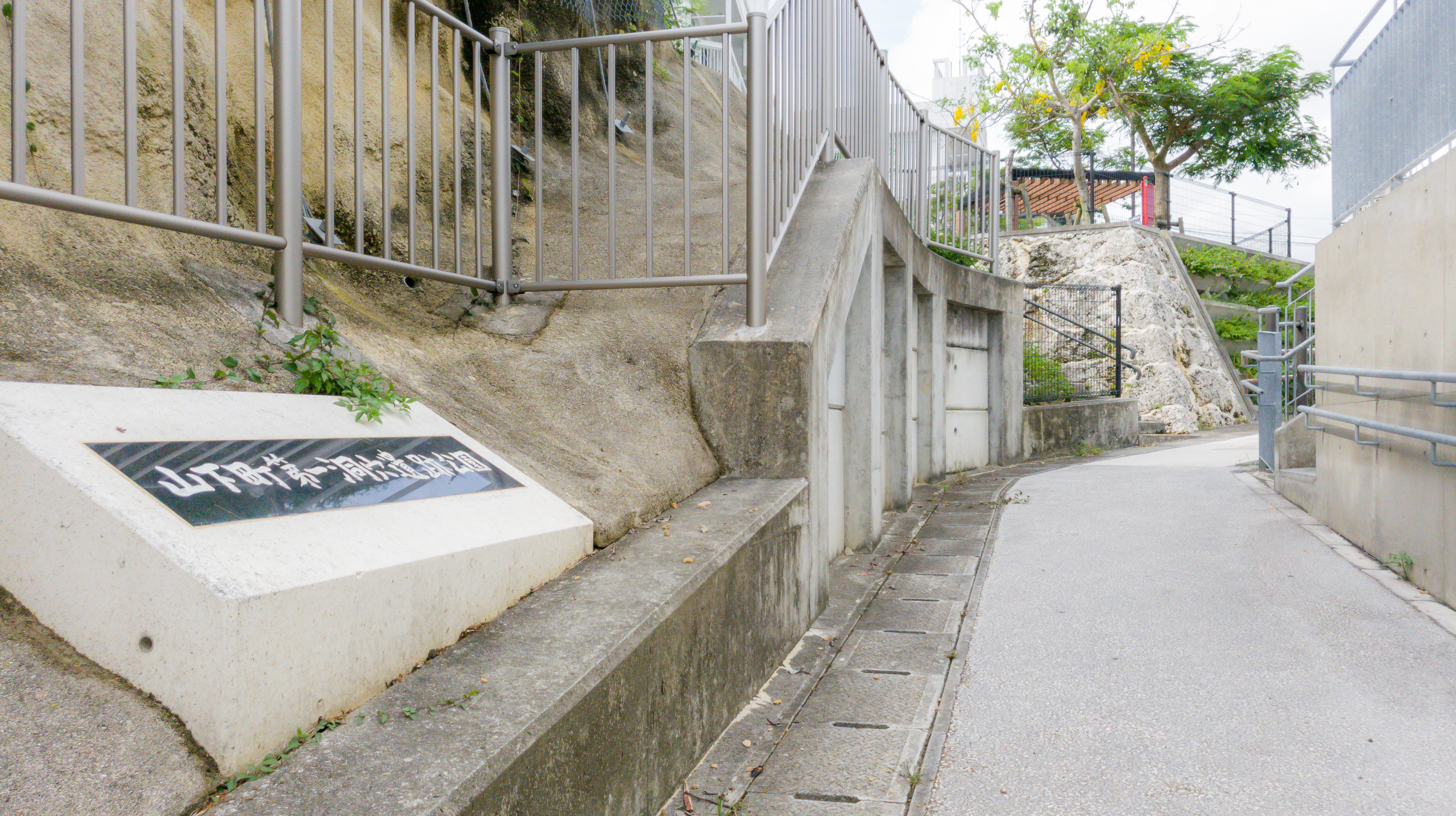 FileEntryway_to_Yamashita_First_Cave_Site_Park_in_Naha_Okinawa_JA.jpg