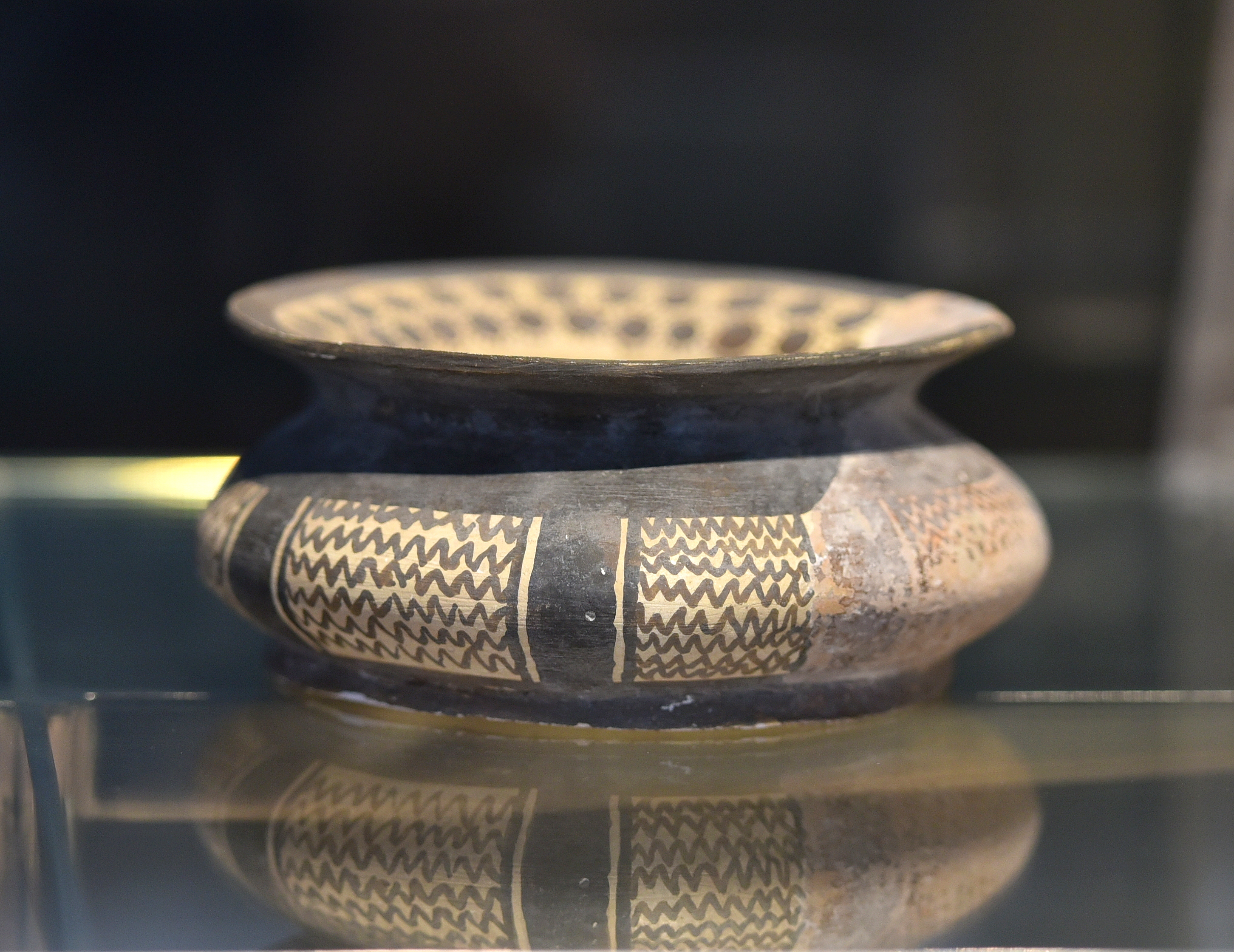 FilePainted_pottery_jar._From_Yarim_Tepe_Iraq._Halaf_culture_5th_millennium_BCE._Iraq_Museum_Baghdad.jpg