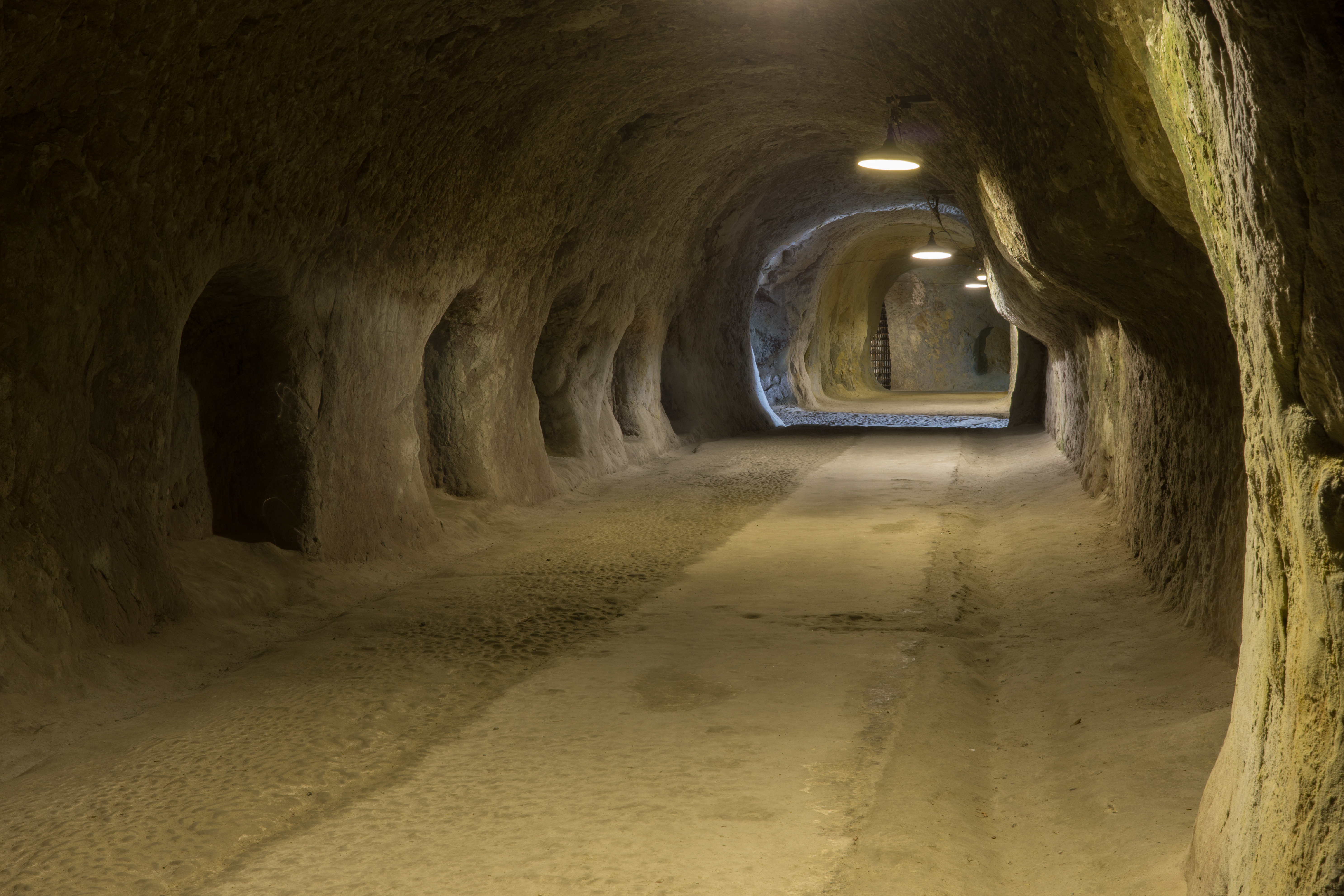 FileYoshimi_Hundred_Caves_internal_view.jpg
