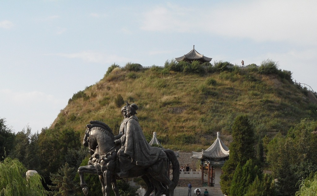 FileStatue_at_the_Wang_Zhaojun_Tomb.jpg